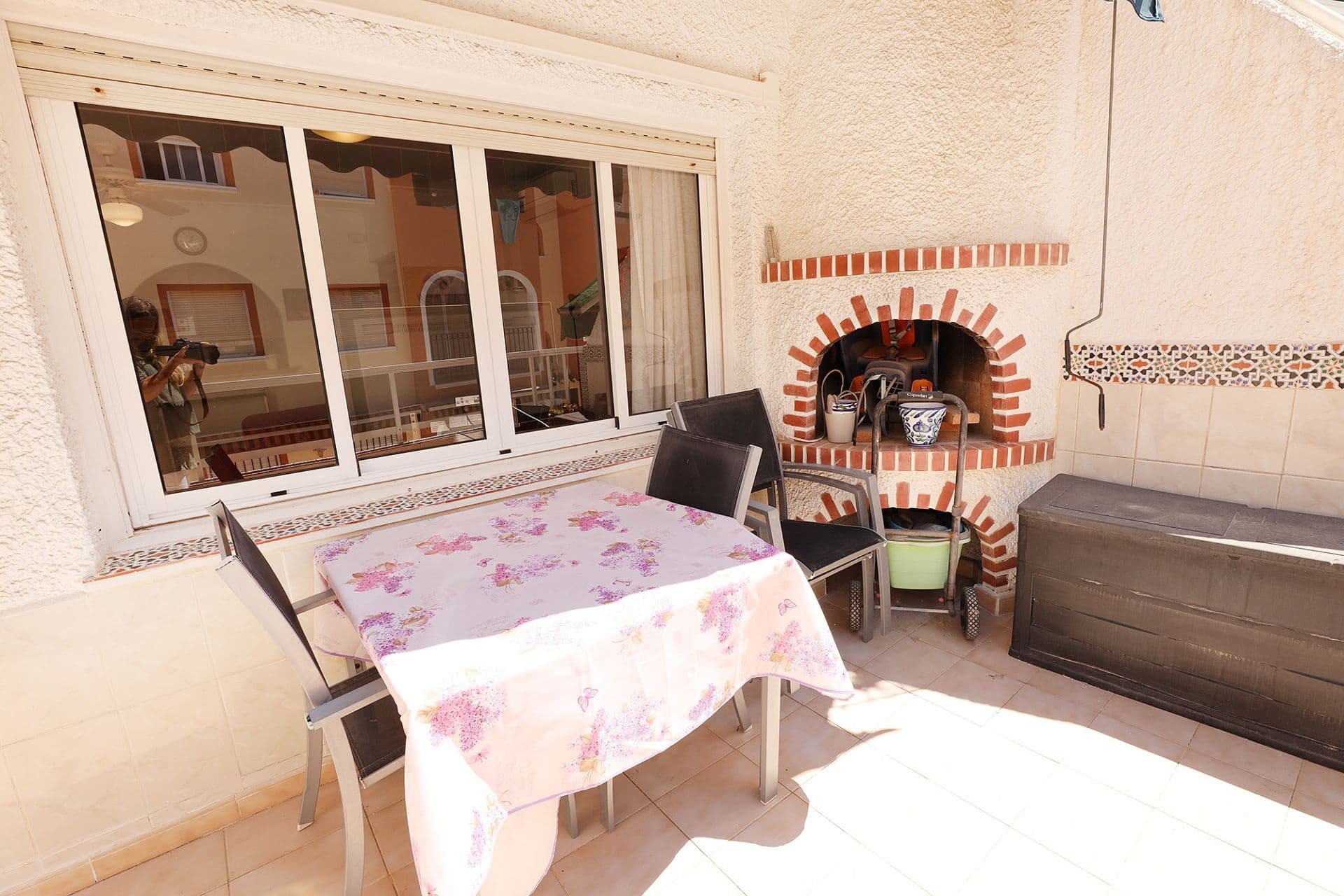 ¿Quieres tener una vivienda para vacaciones o para vivir todo el año cerca del mar y de Torrevieja ciudad? ¿A pocos minutos andando de Playa Naufragos? Con las casas blancas, las callejuelas y el carácter español de la zona sur de Torrevieja, esta propiedad podría ser para usted. Aquí tiene servicios, supermercados, farmacia, restaurantes, parada de autobús a la ciudad o al sur a Punta Prima cerca. También hay una piscina en la zona con un restaurante y un campo de minigolf que se paga por usar.La propiedad de 65 metros cuadrados se encuentra en el primer piso, orientación sur. Amplia terraza con toldo.Al entrar en el amplio salón y comedor tiene la puerta a la gran terraza con mucho sol y un montón de espacio para cenar o simplemente tomar un café. La cocina está directamente a la derecha y tiene una barra abierta para facilitar el acceso o simplemente para usar como barra de desayuno.El apartamento cuenta con dos dormitorios dobles con armarios empotrados. Un baño con ducha y ventana.La distribución abierta de la cocina y el salón es perfecta para recibir invitados o pasar tiempo con la familia. La cocina ofrece mucho espacio de almacenamiento e incluye lavadora, horno, microondas y fogones. Encima del fregadero hay una pequeña ventana.La propiedad se vende amueblada. También se incluyen dos bicicletas. En la planta baja hay un pequeño jardín que pertenece a la propiedad.La propiedad está situada en la zona residencial de El Paraíso a unos 200 metros del mar, con fantásticas rutas de senderismo a lo largo de la costa. Puede pasear hasta el centro de Torrevieja o dirigirse al sur hacia Punta Prima, Playa Flamenca y La Zenia. Hay excelentes conexiones de autobús con el centro de Torrevieja. Aparcamiento gratuito sólo recidencial cerca de la propiedad.La playa grande más cercana es Playa Naufragos, otros lugares para nadar están cerca de la propiedad. Puedes tomar el sol, leer un libro o hacer un picnic entre baño y baño.Los impuestos y tasas no están incluidos en el precio de la propiedad.