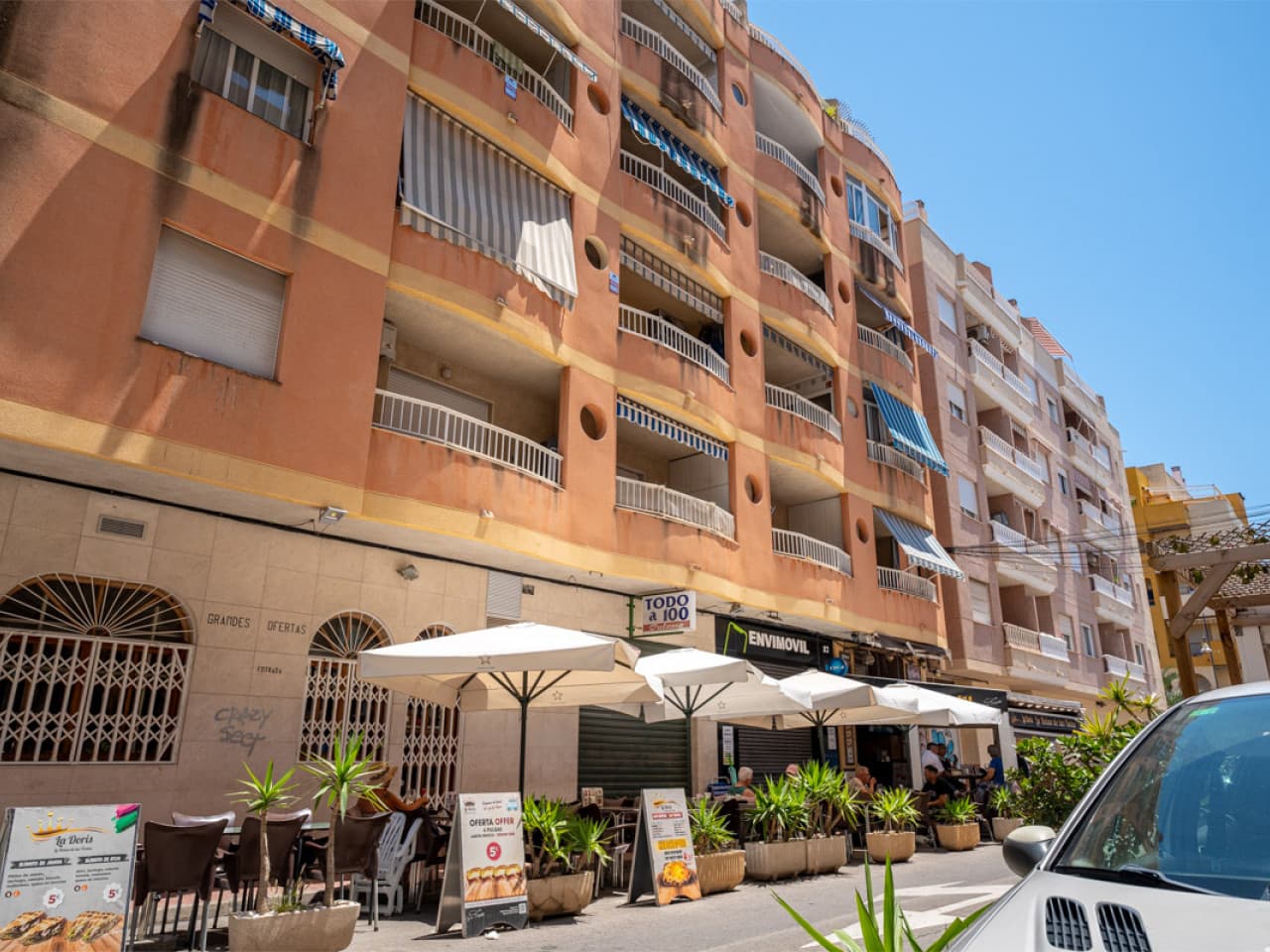 Welcome to this delightful 2-bedroom, 1-bathroom apartment located on the 4th floor in the heart of Torrevieja. Enjoy the best of coastal living with a spacious southwest-facing terrace-perfect for relaxing or entertaining outdoors.Just 200 meters from the popular Los Locos Beach, this property offers unbeatable convenience. Surrounded by shops, bars, restaurants, and all essential amenities, everything you need is right at your doorstep. The central bus station is also nearby, making getting around easy and stress-free.Whether you're looking for a holiday home, rental investment, or a place to enjoy year-round, this apartment combines comfort, location, and lifestyle.
