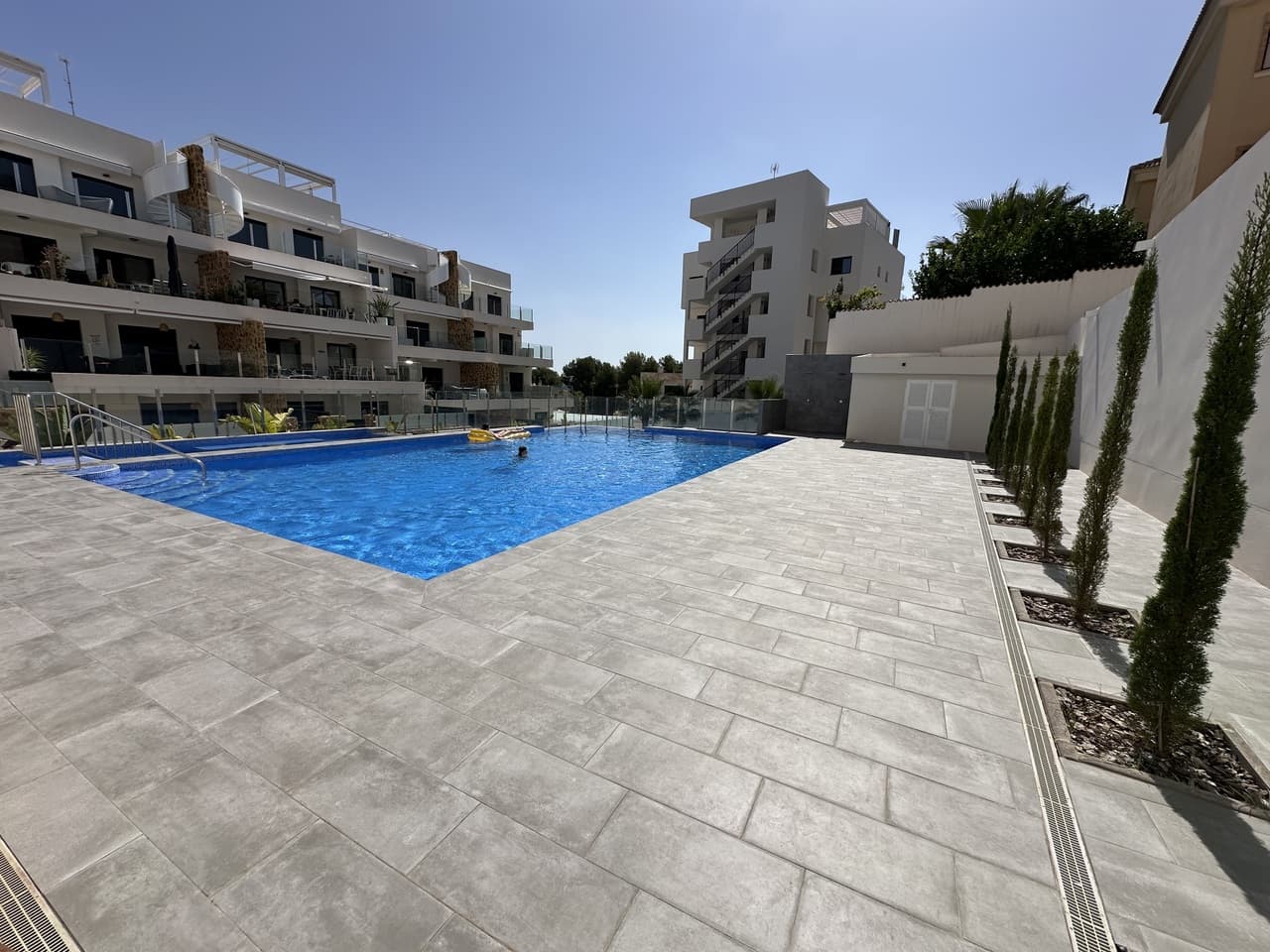 Modern 2 bedroom penthouse apartment in El Galan, Villamartin, Alicante close to all local amenities, several international golf courses and the beautiful white sandy Orihuela Costa beaches.The property boasts a spacious lounge/dining room, a modern open plan fully equipped kitchen, two bedrooms with fitted wardrobes, two fully installed bathrooms, electric shutters with remote control, air conditioning (hot/cold) throughout the property, south facing terrace, and a private rooftop terrace/solarium to enjoy the Spanish weather all year long. Plus there is an underground parking space + storage room included in the price! There is a lovely communal landscaped garden with swimming pool and children's swimming pool.