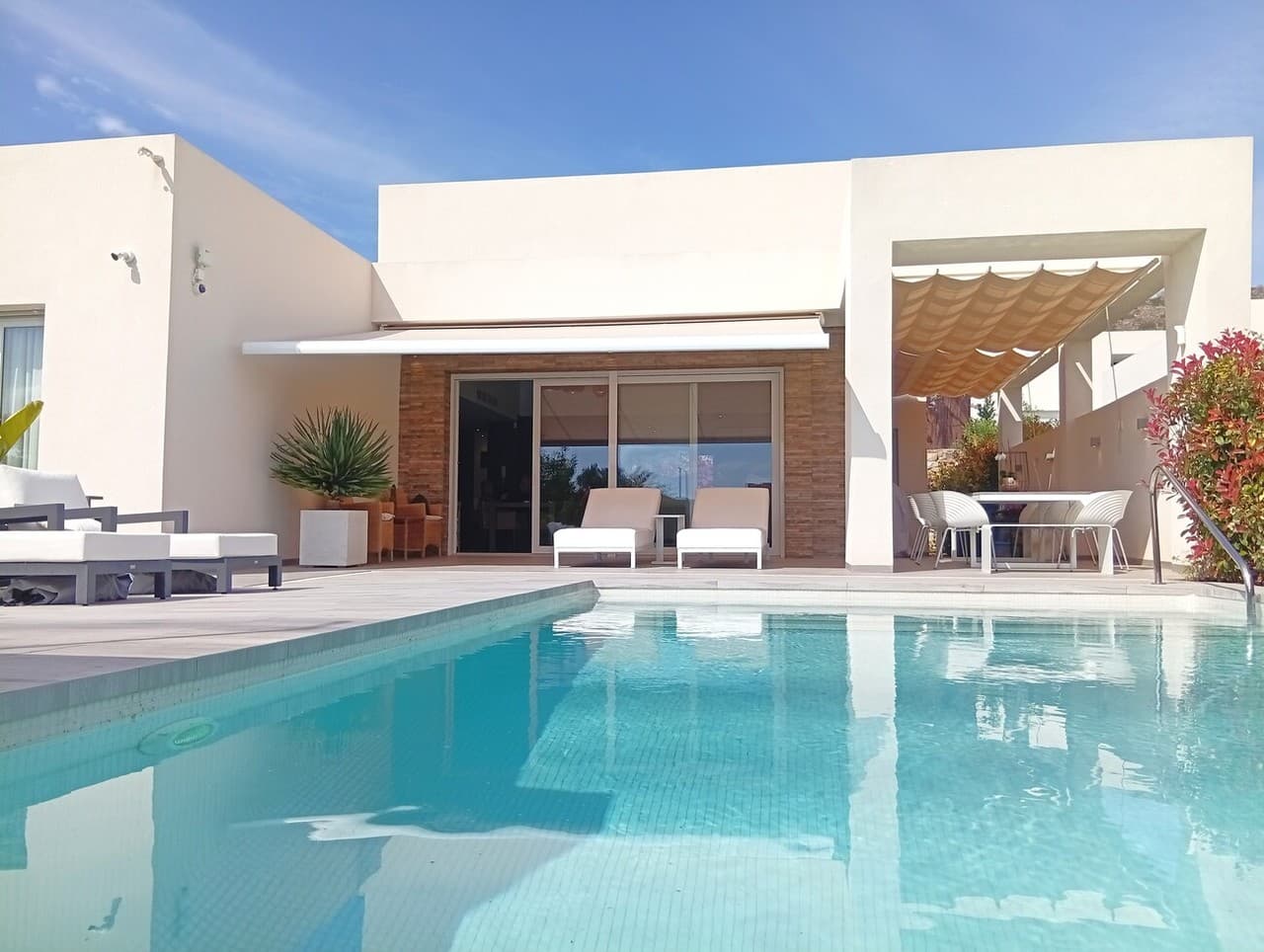 This exclusive resale villa is located on a 500sqm plot in the prestigious urbanisation of La Finca Golf in Algorfa, Alicante one of the most sought-after golf resorts on the Costa Blanca. The property combines comfort, privacy and high-quality materials in a stylish and unusual design – ideal for those looking for something unique under the Spanish sun.The villa features 2 spacious bedrooms (with the possibility to create a third bedroom – currently furnished as a dressing room/office), 2 modern bathrooms, a separate guest toilet, and an open plan living space with lots of natural light. The bathrooms have underfloor heating for extra comfort.The open kitchen is equipped with top-of-the-range appliances from brands such as Miele and Liebherr, which immediately underlines the quality of this property. The finish throughout the house is of a high standard, using durable, luxurious materials.Enjoy the Mediterranean outdoors on the east-facing terrace, overlooking a beautifully landscaped garden full of palm trees, flowers and fruit trees. There is a covered terrace with a built-in BBQ, perfect for cosy evenings.The private swimming pool with wide steps is ideal for relaxation, and in addition you also have access to a communal pool within the urbanisation.Extra facilities:- Home automation system for lighting, blinds and more- Electric shutters- Air conditioning- Alarm system- Charging point for electric cars- Satellite TV- Toldo (sunshade)Location – La Finca Golf Resort.This property is located in the heart of La Finca Golf, an exclusive golf resort in Algorfa, known for its 18-hole championship golf course, luxury hotel with spa, fitness, tennis and padel courts. Here you live in a green and well-kept environment with an ideal mix of tranquillity and facilities.The resort is just a 15-minute drive from the sandy beaches of Guardamar and 35 minutes from Alicante airport.The furniture is not included, but there is the possibility of takeover.Be surprised by this unique villa in a prime location on the Costa Blanca. Contact us today to arrange a viewing or find out more.