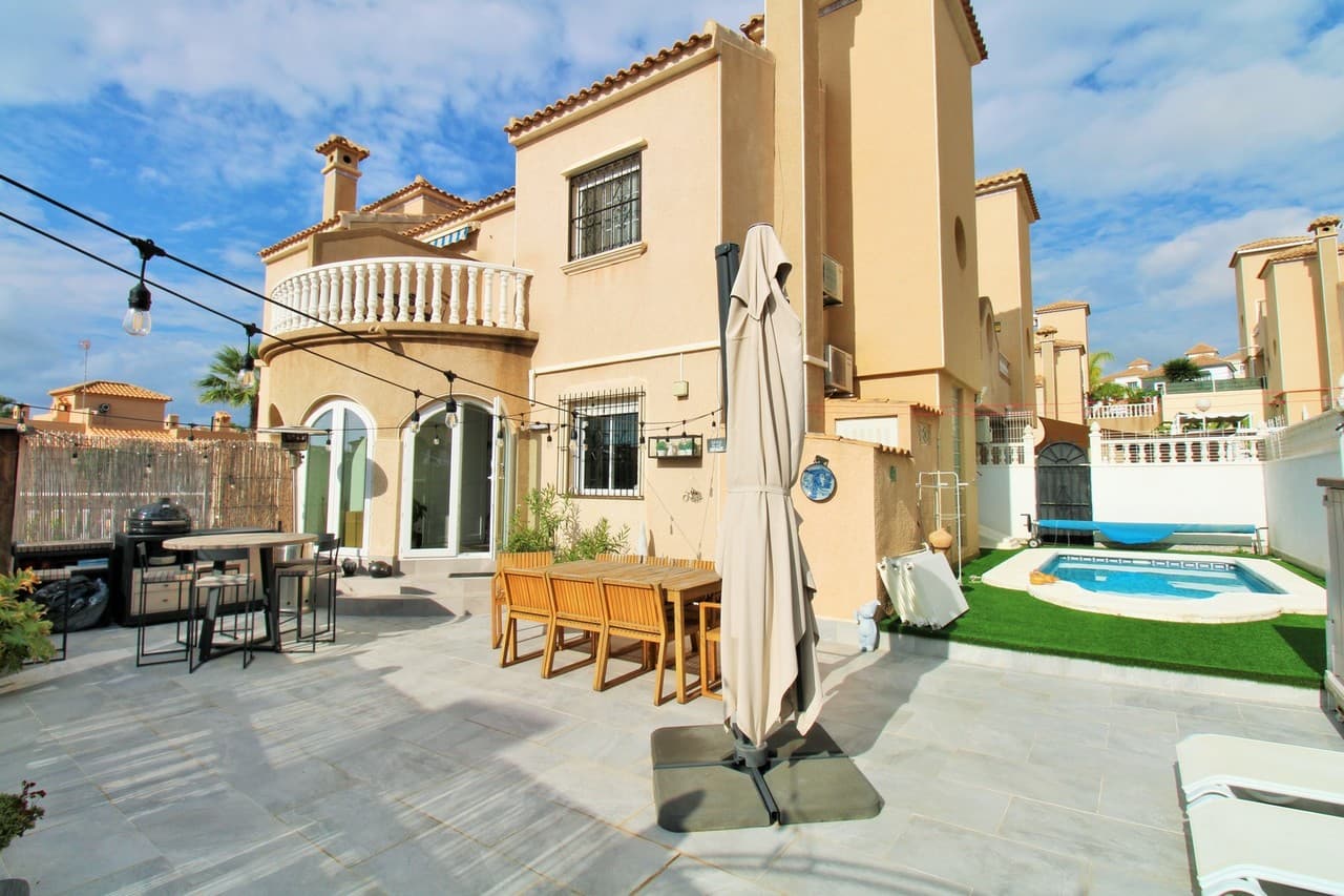 Este impresionante chalet adosado estilo Zodiaco se encuentra en la codiciada comunidad residencial Zodiaco V en Villamartin y ha sido completamente reformado con un alto nivel de calidad. Las mejoras incluyen nuevos suelos, cocina, baños, instalaciones eléctricas, enlucido y alumbrado, creando un hogar moderno y listo para disfrutar.La vivienda se asienta sobre una amplia parcela privada con gran terraza embaldosada y piscina privada con zona de jacuzzi que también puede calentarse, ideal para todo el año. Hay mucho espacio para comer al aire libre, tomar el sol o recibir invitados, y los residentes también disfrutan del uso de una piscina comunitaria situada muy cerca.En el interior, la planta baja ofrece un luminoso salón-comedor, moderna cocina al fondo y un baño contemporáneo con ducha a ras de suelo y zona de lavandería. En la planta superior hay dos dormitorios dobles con armarios empotrados y un baño familiar reformado, también con ducha. El dormitorio principal dispone de su propio balcón privado.Desde el rellano, unas escaleras conducen al solárium, un espacio encantador con césped artificial, perfecto para relajarse o entretenerse, con un práctico trastero bajo la escalera. En el nivel del solárium hay una habitación adicional con aire acondicionado que puede usarse como tercer dormitorio, oficina o espacio de almacenaje.Zodiaco V goza de una ubicación privilegiada, a solo 500 metros de tiendas, bares, restaurantes y parada de autobús. El popular centro comercial La Fuente y la Plaza Villamartin están a unos 20 minutos a pie, mientras que las playas, cuatro campos de golf y el centro comercial Zenia Boulevard se encuentran a pocos minutos en coche.Un hogar Zodiaco único y bellamente renovado — se recomienda su visita.