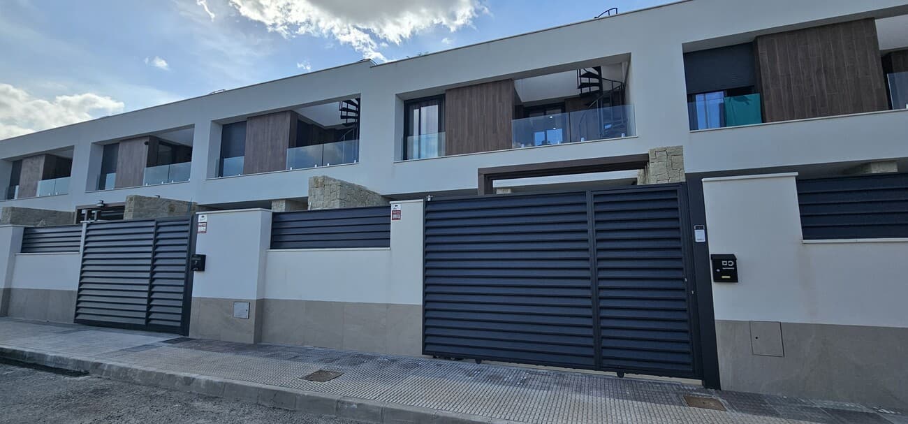 Modern Villa with Private Pool, Solarium and Solar Panels – Dolores (Sector 3), Costa Blanca South​ Key FactsReference: YC8391Price: €350,000Location: Dolores, Alicante – Costa Blanca South (Sector 3)Type: Modern detached / semi‑detached villaYear of construction: 2021Status: Key ready / move‑in ready​Size and LayoutBuilt area: 141 m²Usable area: 100 m²Plot: 166 m²Levels: Ground floor + first floor + roof solarium​Ground floor:Bright living‑dining room with large sliding doors leading directly to the terrace and private poolModern open‑plan kitchenGuest toiletDirect access to the garden and pool area​First floor:Master bedroom with walk‑in wardrobe (vestidor)2 additional well‑proportioned bedrooms2 modern bathroomsBalcony with views over the surroundings​Roof solarium:Spacious private solarium, ideal for lounge area, sunbathing, BBQ or jacuzziOpen views over the neighbourhood and surrounding area​Features and ExtrasPrivate swimming poolLarge roof solarium with open viewsSolar panels + solar boiler systemAir conditioningOff‑road parking on the plotSouth‑facing orientation for maximum sun exposure​Outdoor SpaceTerrace directly connected to the living roomLow‑maintenance gardenFully fenced plot – ideal as a lock‑up‑and‑go holiday home​Location – Sector 3, DoloresOne of the newest and most sought‑after residential areas in DoloresModern architecture, wide streets and a quiet residential feelInternational neighbourhood with supermarket, cafés, restaurants and local services within walking distance​Approx. 11 km from the beaches of Guardamar del SeguraAround 35 minutes from Alicante AirportGood road connections to Elche, Torrevieja and the wider Costa Blanca South region​CostsIBI (property tax): approx. €600 per year​Suitable For families looking for a modern home close to the coastPermanent living or long‑term winter staysInvestors seeking a key‑ready property with strong rental potential in a growing area near the beaches of the Costa Blanca South​