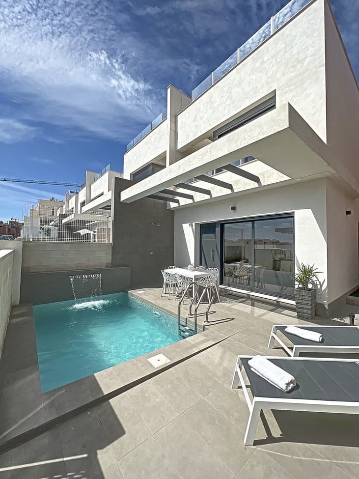SUPERBE VILLA AVEC PISCINE PRIVÉE ET COMMUNAUTAIRE — 3 CHAMBRES ET 3 SALLES DE BAINS !Vendu avec une licence touristique, entièrement meublé et équipé pour la location, avec accès via différentes plateformes (Airbnb et Booking) ! EXCELLENT RETOUR SUR INVESTISSEMENT ! À ne pas manquer ! https://www.vsproperties.be/fr/property/23961250Magnifique villa construite en 2021 dans une petite résidence fermée, à seulement 8 minutes des plages, restaurants, boutiques et bars. Elle dispose d'une piscine privée chauffée et d'un solarium pour profiter du soleil à toute heure de la journée grâce à son excellente exposition ! Vous trouverez également une grande piscine commune et un terrain de pétanque pour les plus sportifs, avec un accès privé à la résidence fermée.La villa se compose de :3 chambres3 salles de bainsSolariumPiscine privéePiscine commune