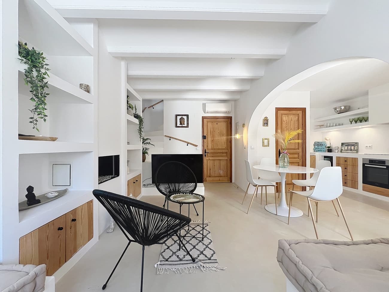 BENISSA/CALPE – BELLE MAISON AVEC PISCINE, COURT DE TENNIS ET PARKING PRIVÉ INCLUS À CALPE !Découvrez cette superbe maison de style Ibiza située à Benissa, à seulement 5 minutes des plages de sable fin de la Costa Blanca. Nichée dans un complexe résidentiel calme et verdoyant, elle offre un cadre idyllique entourée d'oliviers, de palmiers et de cactus.Profitez d'une grande piscine, d'un court de tennis et d'un parking privé.La maison dispose d'une terrasse exposée plein sud d'environ 30 m², donnant sur un séjour/salle à manger lumineux avec une cuisine entièrement équipée d'environ 45 m². Une grande buanderie complète le rez-de-chaussée.À l'étage, vous trouverez trois chambres d'environ 12,5 m² chacune et une salle de bains moderne avec douche à l'italienne (environ 6 m²). La décoration blanche et minimaliste, typique d'Ibiza, crée une atmosphère chaleureuse et apaisante.Idéale comme résidence secondaire ou investissement locatif, cette propriété bénéficie d'un emplacement très recherché à un prix exceptionnel de 299 000 €, parking inclus.
