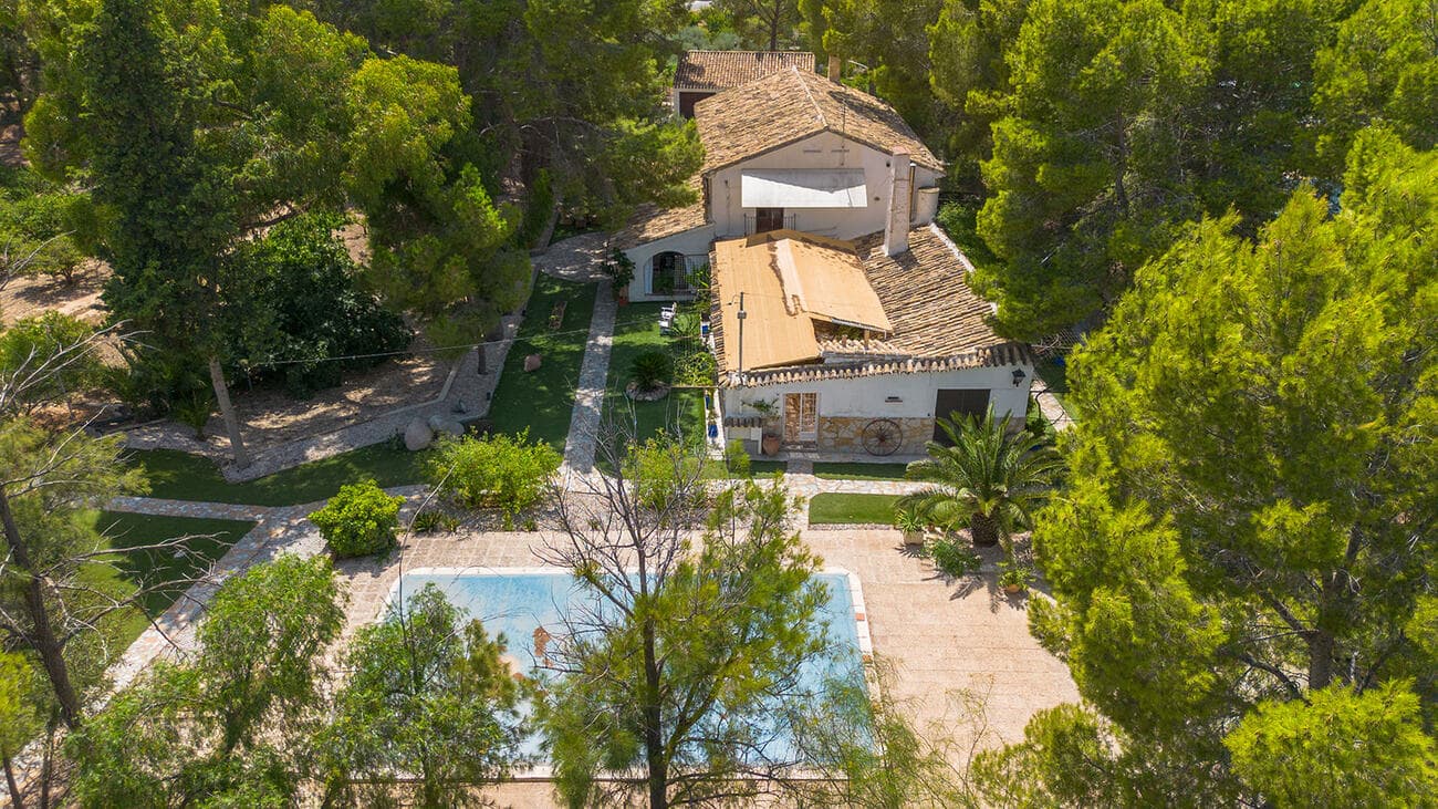 Finca rústica ubicada en el maravilloso enclave de "la Serreta" perteneciente al municipio de Mula, con fabulosas vistas directas al castillo, huerta de Mula y a la montaña. Con unos atardeceres y puestas de sol únicos.Distribución:La propiedad consiste en tres estructuras o casas separadas (1 principal y dos anexos)La propiedad principal cuenta con- 4 dormitorios- 1 baño en suite y dos baños compartidos- 1 Patio Andaluz con bodega y horno de leña con barbacoa- 1 Cocina totalmente equipada- 1 salon comedor- 1 salon de estar y tv con chimenea- 1 salon de exterior- 1 salon de lectura- 1 despacho- 1 Cuarto de lavado donde se encuentra la caldera de la calefacción-1 porche techado y abiertoAdicionalmente a la casa principal dispone de (anexos):- garaje cerrado para dos vehículos- una vivienda de huéspedes con dos dormitorios, baño, salon - comedor, cocina y cochera.Medidas de superficie:La parcela de la finca mide unos 22.000 metros cuadrados de los cuales unos 12.000 metros son arboles frutales (limoneros). La vivienda principal tiene aproximadamente 350 m2 construidos mas 130 m2 de patio y bodega. La vivienda de huéspedes tiene aproximadamente 80 m2 construidos incluida la cochera. Y el garaje para dos vehículos contiene aproximadamente 45 m2.Características:- Madera maciza con la mas alta calidad y dureza.- Sistema de calefacción con caldera de gasoil-Piscina de hormigón y duchas exteriores.-Barbacoa y chimenea con horno de barro resistente para altas temperaturas-Decoración rústica con ventanales que iluminan el interior de la propiedad-Azulejos en baños con gres porcelánico esmaltados-Puertas de madera maciza y armarios empotrados-Sistema de seguridad con circuito cerrado de cámaras y programas personalizados 24 horas al día-Cuadro eléctrico homologado con boletines actuales-Iluminación exterior y de jardines.