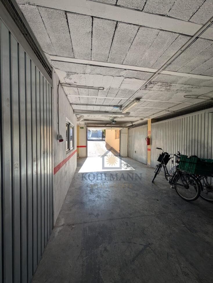 Esta plaza de garaje cerrada se encuentra en una urbanización bien cuidada en Torrevieja, “Balcón de Torrevieja”, y ofrece una opción de aparcamiento segura y cómoda. La plaza está inscrita en el Registro de la Propiedad, claramente asignada, y es adecuada tanto para uso propio como para una inversión estable.Tipo de propiedad: Plaza de garaje cerradaNúmero de plaza: 19Ciudad: Torrevieja (Alicante)Urbanización: Conjunto Residencial Balcón de TorreviejaUbicación dentro del edificio: Sótano / semisótano (planta semisótano)Zona: Aguas Nuevas – Altos de la Bahía, TorreviejaTipo: Plaza de garaje cerradaSuperficie: aprox. 19,5 m²Apta para: Turismo (coche)Descripción:La plaza de garaje se encuentra en el semisótano de la urbanización “Balcón de Torrevieja” y forma parte de un garaje comunitario cerrado. El acceso se realiza a través de viales internos. La plaza está claramente numerada y delimitada estructuralmente.