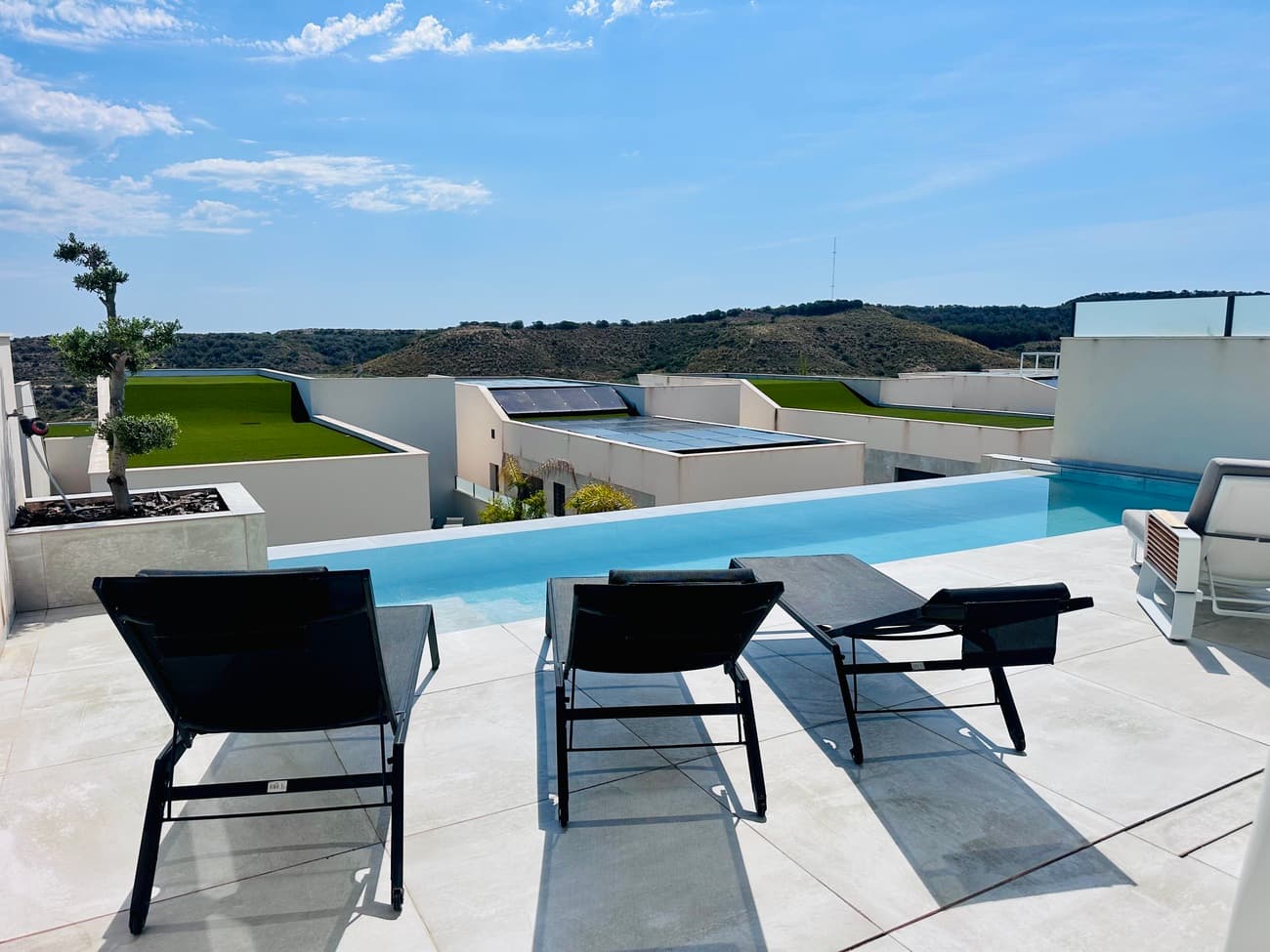 ✨ Exclusive Frontline Villa with Sea Views, Privacy & Premium Finishes  Discover this stunning frontline villa, located within an exclusive boutique residential project of only 30 high-end homes. This exceptional property offers breathtaking sea views combined with privacy, comfort and luxury living. Spread over three levels with approximately 300 m² of living space, the villa features 4 spacious bedrooms and 5 modern bathrooms. Enjoy outdoor living with a heated private swimming pool, multiple terraces with ideal sun orientation, and beautiful open views. Additional highlights include:✔️ Private garage with charging point✔️ Sauna✔️ Multi-purpose room (gym, office, guest room, etc.)✔️ Solar panels✔️ Alarm system✔️ First occupancy in 2021 – never rented Ideally located in a quiet residential area, just 5 km from the beach, 1 km from golf courses, shops and restaurants, and only 30 km from the airport. Perfect as a permanent residence, luxury holiday home or investment opportunity.