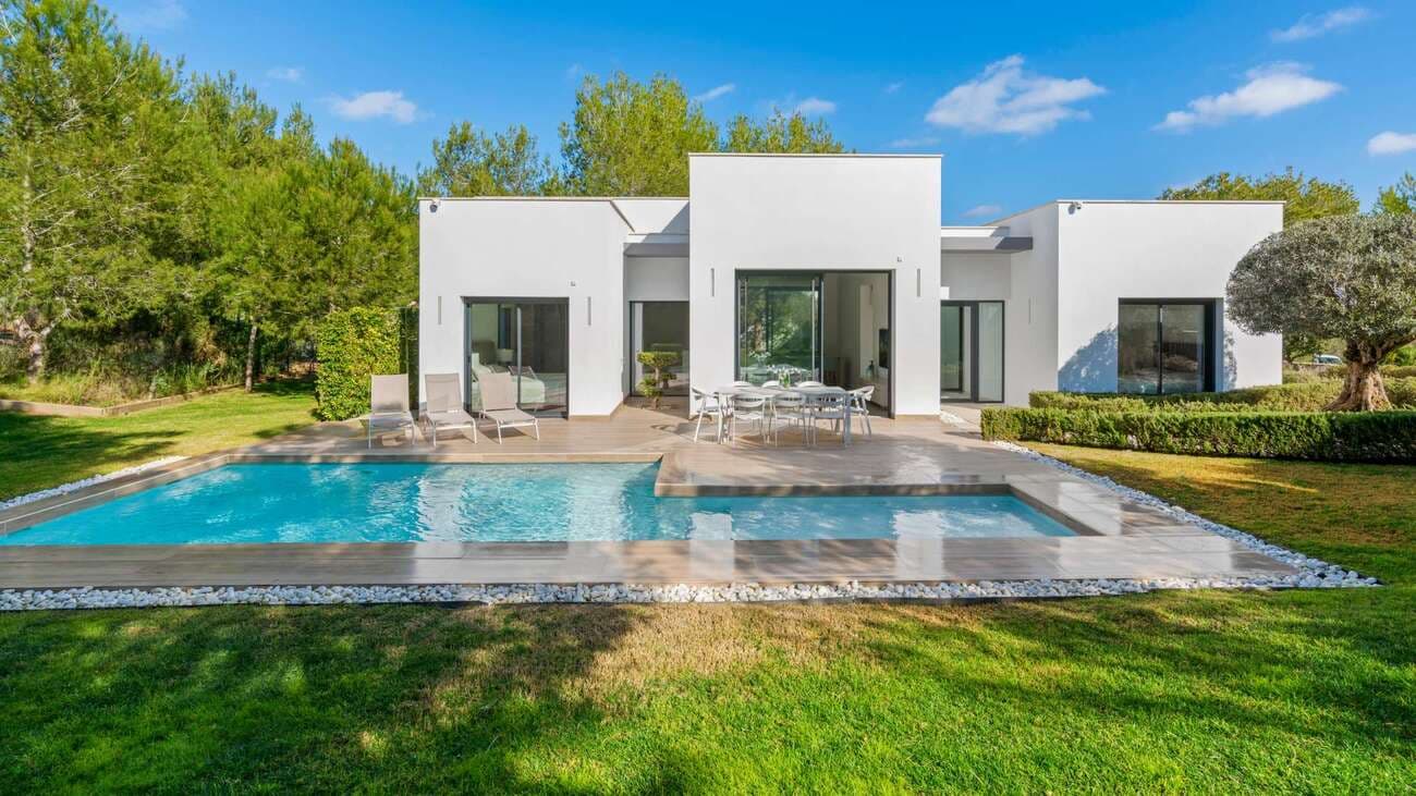 Seize this opportunity: a beautiful villa at Las Colinas Golf & Country Club! This villa emphasizes luxury, exclusivity, and investment opportunities in an attractive way.Las Colinas Golf & Country Club – Exclusive Living in an Award-Winning ResortWelcome to Las Colinas Golf & Country Club, an exclusive resort that has won prestigious awards annually since 2015, including:-Best Golf Resort in Spain-Best Villa Resort in Spain and EuropeThis luxurious 300-hectare estate is situated in a 340-hectare protected nature reserve, where no development is permitted. A unique place where tranquility, privacy, and high-quality facilities converge.Features: Move-in ready luxury villa in Las Colinas, Spain+ 3 bedrooms+ 2 bathrooms+ Built area: 130 m²+ Plot size: 939 m²+ Immediately available+ Fully furnished and finished+ Built in 2017+ Private pool+ Solarium+ Landscaped, mature garden+ Energy label: B+ Fully finishedWhy choose Las Colinas?✔ Absolute exclusivity & privacy – Many famous Belgians and Dutch people have found their dream homes here.✔ Premium sports facilities – Paddleboard and tennis courts, a basketball court, and a renowned tennis and golf academy.✔ Wellness & fitness – A modern gym and a wellness center with an outdoor pool for ultimate relaxation.✔ 24/7 security – The resort is monitored by Eulen, including night patrols with dogs. ✔ Gastronomy & Services – Enjoy top culinary destinations such as:• Unik Café (Social Club)• Il Palco (Italian restaurant)• Umawa (Fusion cuisine)• Mini Spar supermarket for daily groceriesExclusive summer experiencesDuring the summer months, Las Colinas offers even more:WOW Beach Club – A stylish beach club with an infinity pool, private parking, and panoramic sea views in Campoamor.
