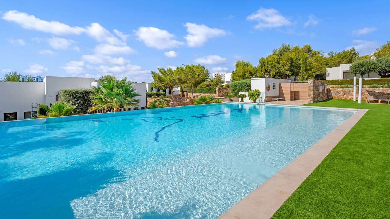 This beautiful and large 2 bedroom penthouse apartment ( 90M2 !! ) in LAS COLINAS GOLF was delivered and built by Somium in Oktober 2016.It has a large South facing terrace with beautiful open views over Las Colinas; where you can enjoy your breakfast and coffee in the sun. There is also access to the upper solarium.The community also has a huge garden finished with artificial grass for low maintenance.😉; here you can enjoy the sun all day long together with friends and family.The apartment has a built area of 90 m2, a terrace of 21.5 m2 and a solarium of 30 m2.It also has a spacious private exterior parking space (12.5 m2) which is closed off by an electrical gate.The communal area has a large infinity pool with sun terraces; pergolas and artificial grass all around and shower and toilets.Las Colinas itself has many facilities such as a sports field with tennis and paddle courts; professional gym; wellness area and outdoor pool; a beach club in Campoamor with private parking; restaurants (Unik Café; Il Palco; Umawa and a small supermarket.The apartment is sold including furniture; white goods; parking space.The apartment is keyready and can be delivered within one month.Las Colinas has proven to be a very good investment over the past six years; just like this apartment.The annual Suma is 236,87 euro euros. The community costs are approximately 139 euros per month.Energy certificate DExtras: ✅ Central air conditioning✅ Electric shutters on bedroom windows✅ Electric roller blinds✅ Water sensors in bathrooms and kitchen✅ Basic home automation system✅ Kitchen appliances✅ stylish furniture package (interior)✅ Private exterior parking space ✅ electrical underfloor heating in bathrooms✅ infinity pool