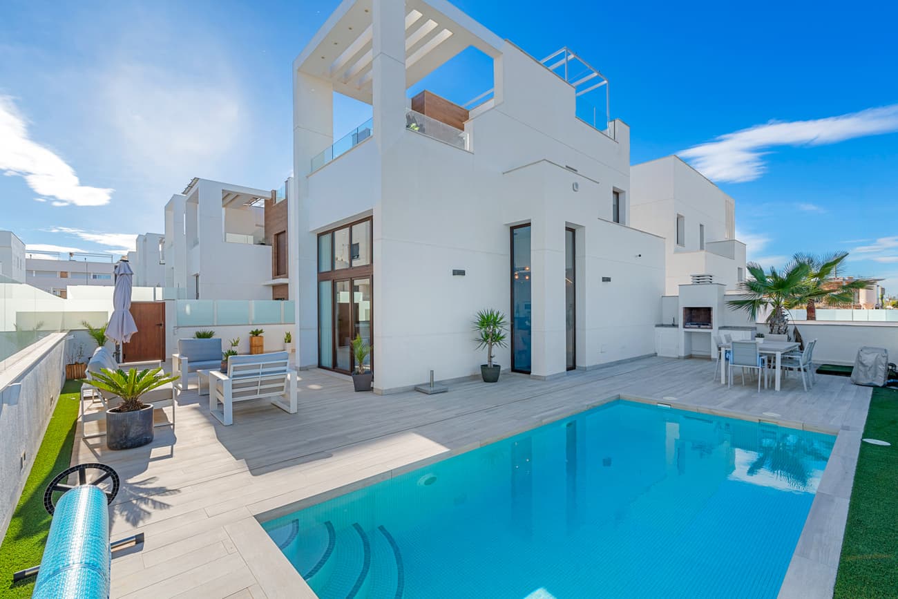 This property offers a perfect balance between comfort, space, and a stunning location with views of the salt lakes. An ideal place to unwind or fully enjoy the Spanish outdoor lifestyle.FeaturesFully furnished: The furniture is included. Heated private pool: Relax in your own heated pool or use the communal pool. Spacious outdoor area: A large terrace with a lounge set, parasol, stone barbecue, and a dining table with chairs. Breathtaking views: From the 3 terraces, you have an impressive view of the pink salt lake, surrounded by citrus orchards.LayoutGround floor: A bright living room with a dining area and open kitchen, a bedroom with an en-suite bathroom, a guest toilet, and a practical built-in closet. Basement (60 m²): Direct access for your car through an automatic gate, laundry room, storage space under the stairs, and a multifunctional area that can serve as a garage and/or gym and/or man cave, or even as 1 or 2 additional bedrooms. First floor: A second and third bedroom, one of which is currently used as a dressing room and office, a bathroom, and access to a cozy terrace with an adjoining staircase leading to the solarium. Solarium: Rooftop terrace with breathtaking views of the salt lakes, with the option to add a jacuzzi and/or an outdoor kitchen.Key handover from May 2025.This property has never been rented out but currently has a rental license.The villa is located in Los Balcones, a village near Torrevieja in the southern Costa Blanca, close to various sandy beaches, golf courses, hospitals, shopping centers, and restaurants. The region is renowned for its typical Mediterranean climate.Highlights:Supermarket at 500 meters Hospital within 2 km Sandy beaches at 3 km Several golf courses within a 10 km radius, such as Villamartin and Las Colinas