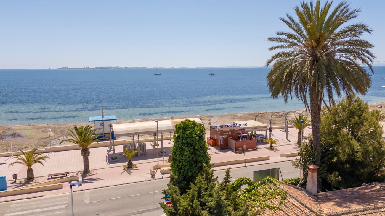 ¡NUEVO PRECIO! De 369.500 € ahora por solo 329.000 €Casa de playa de lujo totalmente reformada con vistas al mar en primera línea – Santiago de la Ribera / Lo Pagán, Costa Cálida¿Buscas una casa adosada moderna en primera línea de playa, con vistas al mar, totalmente reformada y lista para entrar a vivir? Esta es tu oportunidad.Esta elegante casa adosada de tres plantas está ubicada entre Santiago de la Ribera y Lo Pagán, en una de las zonas más codiciadas de la Costa Cálida, a tan solo unos metros del paseo marítimo y del mar Mediterráneo. Desde cada una de sus terrazas disfrutarás de impresionantes vistas abiertas al mar.Ideal como para vivir todo el año, segunda residencia, vivienda vacacional o como inversión de alta rentabilidad para alquiler turístico tipo Airbnb.Características principales:2 dormitorios + 1 sala multifuncional (despacho, habitación extra, sala de juegos…)2 baños completosCocina americana equipadaAire acondicionado con bomba de calor, iluminación LED, mosquiterasPorche cubierto de 10 m²Terraza delantera con opción de parking exterior: 18 m²Patio trasero cerrado: 19 m²Terraza en primera planta con vistas al mar: 15 m²Solárium en segunda planta con vistas abiertas: 13 m²Toldos eléctricosDucha exterior, zona de aparcamiento, sin gastos de comunidadUbicación privilegiada:Entre Lo Pagán y Santiago de la RiberaEn primera línea de playa, con acceso directo al paseo marítimoRodeada de chiringuitos, restaurantes, tiendas, rutas costeras y espacios naturalesA un paso de los famosos baños de barro del Mar Menor, los flamencos y zonas protegidasA solo 30 minutos del aeropuerto internacional de Murcia y 1 hora de AlicanteVive el auténtico estilo mediterráneo frente al mar, en una casa moderna que sigue aumentando su valorImportante: no encontrarás otra propiedad totalmente reformada y frente al mar en esta ubicación por 329.000 €. Una auténtica joya costera. CasaEnVentaPrimeraLíneaDePlayaInversiónInmobiliariaPropiedadDeLujoCostaCálidaSantiagoDeLaRiberaViviendaVacacionalAirbnbSpainAlquilerVacacionalVivirFrenteAlMarInversoresCasaEnLaPlayaPropiedadEnEspañaMudarseAEspañaJubilaciónEnEspañaRealEstateSpainBeachfrontPropertySpanishCoastLuxuryListingSpainForSaleMediterraneanLifestyleMoveToSpainSecondHomeSpainSpainRetirementViviendaDeEnsueño