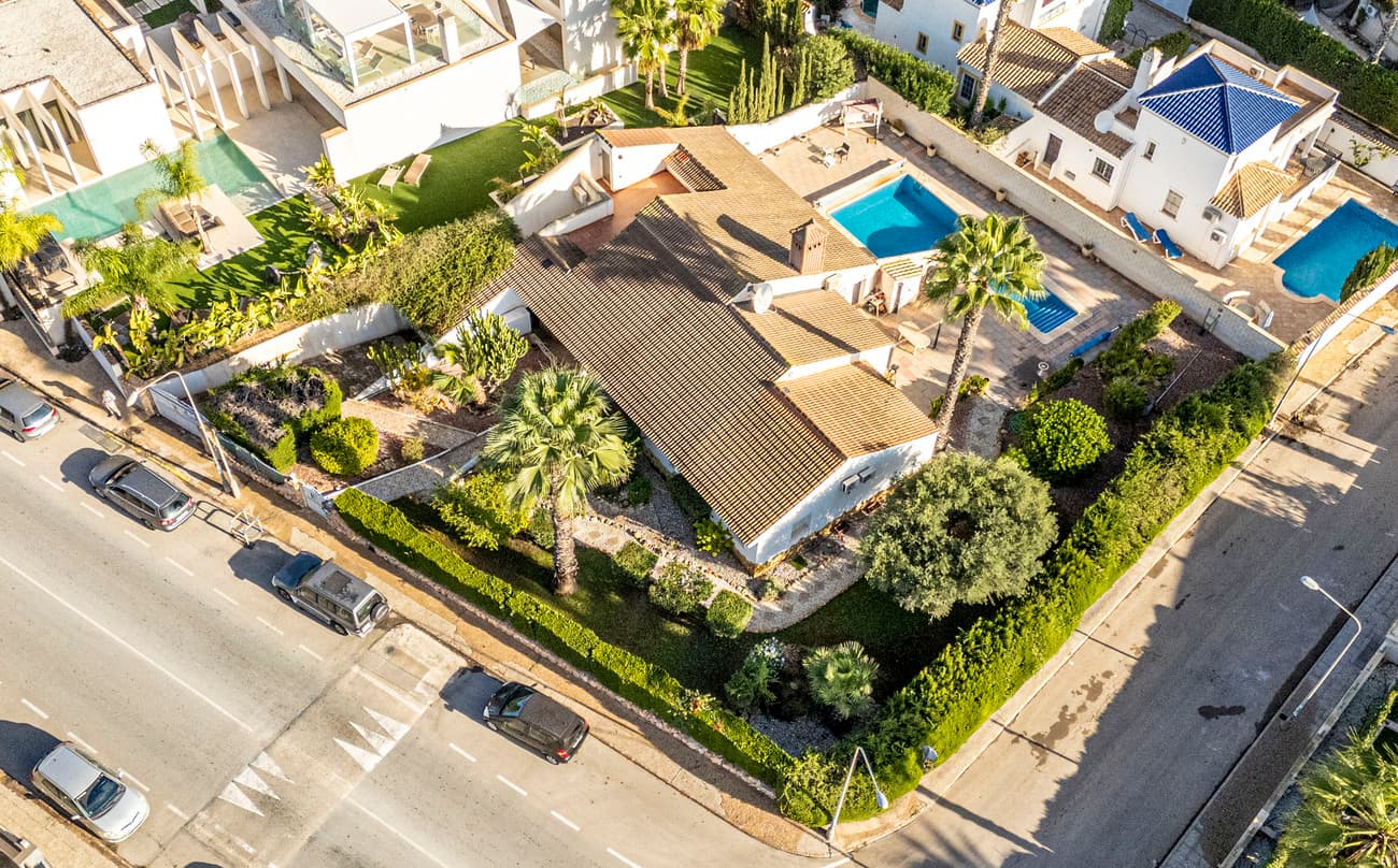 Villamartín Golf, Orihuela Costa (Alicante) Spectacular villa on a 1.185 m² plot, located in one of the most sought-after golf communities on the Costa Blanca. If you love golf, the beach, and a vibrant lifestyle with top restaurants and live music—this home is for you! • 4 spacious bedrooms | 4 bathrooms• Plot: 1.185 m² | Built: 245 m²• Large heated pool – enjoy it year-round!• Bright living-dining area with fireplace• Fully equipped independent kitchen• Covered terraces and BBQ area – perfect for entertaining• Beautiful Mediterranean garden• Garage, gated entrance & plenty of privacy• Just minutes from: Villamartín Golf Club  La Zenia Boulevard (shopping + restaurants) Live music venues & top dining spots Public transportation Several beaches of Orihuela Costa  Ideal for families, second-home buyers, or savvy investors looking for a luxury villa in a premium location. Act quickly! This reduced-price villa won’t stay on the market for long. Contact me now for a private tour or full details.