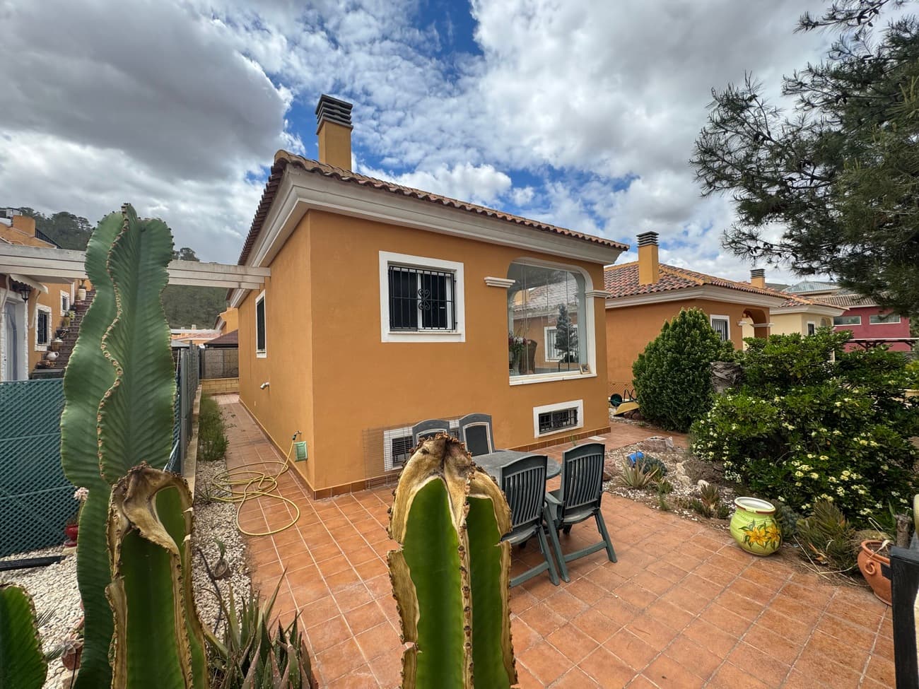  Encantadora villa con mucho espacio y potencial en La RomanaSituada en la idílica zona interior de La Romana, esta acogedora villa ofrece una gran cantidad de espacio habitable, un jardín bellamente ajardinado, una amplia planta baja, una vivienda cómoda y una soleada terraza en la azotea.Una escalera exterior conduce a la puerta principal, que da acceso a un amplio salón con una moderna cocina americana totalmente equipada. Junto al salón se encuentra una terraza acristalada y cubierta, ideal para disfrutar del exterior durante todo el año.Un pequeño pasillo conduce al primer baño y a dos cómodos dormitorios, ambos con prácticos armarios empotrados.En total, la vivienda cuenta con cuatro amplios dormitorios y dos baños modernos. La planta baja ofrece muchas posibilidades para personalizarse al gusto, como la instalación de un tercer baño en suite, una cocina adicional o incluso un apartamento de invitados completamente independiente. Todas las conexiones necesarias ya están disponibles, así como una entrada privada, ideal para invitados o alquiler.La propiedad dispone de aparcamiento privado, y los residentes también pueden disfrutar de la piscina comunitariapara refrescarse en los días calurosos. A poca distancia encontrará un restaurante de calidad, y el encantador pueblo de La Romana, con tiendas, restaurantes y todos los servicios esenciales, se encuentra a solo 1 kilómetro.La ubicación es muy práctica: el aeropuerto de Alicante está a unos 30 minutos en coche, y tanto la ciudad de Alicante como la playa están a aproximadamente 40 minutos.Una vivienda ideal para quienes buscan espacio, confort y comodidad bajo el sol de España.¡Póngase en contacto con uno de nuestros agentes hoy mismo para concertar una visita!