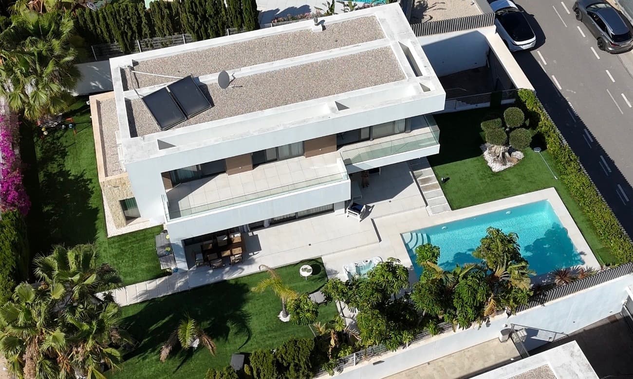 VILLA MODERNA CON VISTAS AL MAR EN FINESTRATUbicada en una de las zonas más demandadas de Finestrat, esta elegante villa combina arquitectura contemporánea, confort y agradables vistas al mar Mediterráneo.La propiedad se distribuye en tres niveles y ofrece un amplio salón con cocina abierta y grandes ventanales que llenan la vivienda de luz natural durante todo el día. Las impresionantes escaleras acristaladas aportan un toque moderno y sofisticado al diseño interior.La villa dispone de cuatro dormitorios: uno en la planta principal y tres amplios dormitorios en la planta superior. Desde los dormitorios de la planta alta se puede disfrutar de vistas al mar y acceso directo a una amplia terraza.En el exterior encontramos una piscina privada, jacuzzi, amplias terrazas y un jardín cuidadosamente diseñado con palmeras y vegetación mediterránea, creando un entorno ideal para disfrutar del estilo de vida de la Costa Blanca.La propiedad cuenta además con un amplio garaje con capacidad para un coche y una moto de agua. En este mismo nivel existe un espacio adicional que puede destinarse a gimnasio privado, sala de cine, despacho o zona de ocio.El centro comercial La Marina y el campo de golf Villaitana Golf se encuentran a tan solo 5 minutos, mientras que las playas de Benidorm y Cala Finestrat están a aproximadamente 10 minutos en coche. El Aeropuerto Internacional de Alicante se encuentra a unos 35 minutos.Una excelente oportunidad para quienes buscan una villa moderna con vistas al mar en una de las mejores ubicaciones de la Costa Blanca.