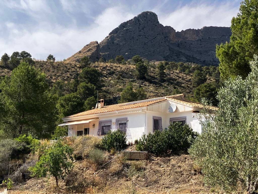 Live in the middle of nature without giving up comfort. This charming country house, built in 2002, is designed to enjoy the environment with total comfort and efficiency:3 bedrooms, 2 complete bathrooms, one of them en suite, Practical and bright kitchen, Living-dining room with fireplace, ideal for all seasons.Large terrace with unobstructed views of Puig Campana and storage room of 20 m² for storage or work area.A cozy space that combines functionality and warmth, perfect for both habitual residence and getaways.One of the greatest values of this property is its self-sufficient energy system, ideal for those seeking a more ecological, economical and independent lifestyle:Solar energy system:3 photovoltaic panelsTransformer and alternatorStorage batteriesBack-up gasoline generatorWater tank of 30,000 liters, which guarantees constant water supplyElectricity connection available only 50 meters away, if you wish to connect to the gridAll prepared to live without dependence on conventional services, with a clear focus on efficiency and sustainability.The property is located in **Paraje La Sima**, in a strategic location between mountain and sea:A **3 km from the village of Finestrat**, with all services.A **10 minutes** from the beaches of La Cala, Benidorm and Villajoyosa.Direct access to hiking, cycling and climbing routes.A perfect combination of privacy, nature and proximity to the coast.This estate offers a unique opportunity to live in harmony with nature, with total energy independence, in one of the most beautiful enclaves of the Costa Blanca.ð© Contact us for more information or schedule a visit.Discover your ecological oasis in Finestrat! 