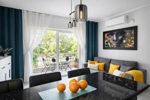 Piso Renovado a Pasos de la Playa en Los Náufragos<br /><br />¡Descubre tu nuevo hogar en este encantador apartamento renovado, a solo 150 metros de la hermosa playa de Los Náufragos! Este piso de 64 m² es perfecto tanto para escapadas relajantes como para una inversión segura en alquiler. Situado en la primera planta con ascensor, ofrece comodidad y accesibilidad para todos.<br /><br />Con dos amplias habitaciones dobles y un luminoso salón con cocina americana, este espacio está diseñado para disfrutar del estilo de vida mediterráneo. Desde el balcón podrás deleitarte con vistas al clima cálido y soleado que caracteriza la región, mientras que la terraza interior es ideal para momentos de tranquilidad.<br /><br />Además, la ubicación es inmejorable: rodeado de tiendas, restaurantes, cafeterías y bares, tendrás todo lo que necesitas a tu alcance. El acceso a la playa y al paseo marítimo es fácil y rápido, lo que convierte este piso en una opción irresistible. No dejes pasar la oportunidad de vivir cerca del mar y disfrutar de un ambiente vibrante. ¡Ven a verlo y enamórate de tu nuevo hogar!