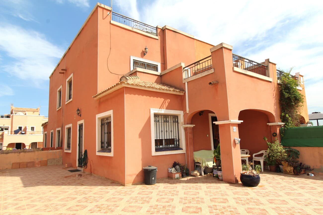 Beautiful 3-Bedroom Quad House with Solarium and Communal Pool in La Herrada, Los Montesinos Discover this charming three-bedroom, two-bathroom quad-style home, ideally situated in the sought-after La Herrada urbanisation, just minutes from the vibrant town of Los Montesinos. Spread across three spacious levels, the ground floor features a bright and airy living-dining area, a separate fully-equipped kitchen with direct access to a private rear patio, a convenient shower room, and a generously sized double bedroom. Upstairs, you’ll find two more double bedrooms, both with fitted wardrobes. The master bedroom boasts its own private terrace—perfect for morning coffee—and there’s a full family bathroom with a bathtub. The top floor leads to a private solarium offering peaceful countryside views and additional storage space—an ideal spot for relaxing or entertaining. Outside, the large, low-maintenance paved garden provides ample space for off-road parking and outdoor seating. The home benefits from air conditioning and belongs to a tranquil, well-maintained community with lush green areas and a large year-round communal swimming pool. La Herrada offers great local amenities including a supermarket, bars, and restaurants—all within walking distance. Just 1.5 km away is the charming Spanish town of Los Montesinos, where you’ll find a wide range of shops, services, and leisure activities. This property is perfect as a permanent residence, a holiday home, or an investment opportunity. Don’t miss your chance to own a piece of the Costa Blanca lifestyle!