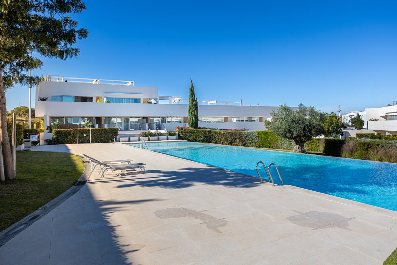 Looking for a modern, ready-to-move-in home with a unique view?In the quiet residential area of Los Balcones, you will find this beautifully decorated corner apartment that perfectly combines design, comfort, and location.From the apartment, you can enjoy breathtaking views of Torrevieja's famous salt lake—a holiday feeling every day.The corner apartment has 3 bedrooms and 2 bathrooms, is ready to move into, and offers both morning and evening sun thanks to the terraces at the front and rear.The absolute showpiece?An impressive 74 m² roof terrace with a fully equipped outdoor kitchen – the ideal place to relax, entertain friends, or enjoy the sunset.Other plus points are the sliding window (5 meters) in the living room, parking space, and storage room.The residence is surrounded by greenery and has a large communal swimming pool. Here you can completely unwind, surrounded by the best of the Spanish sun.Within walking distance you will find shops such as Mercadona, Aldi, and Carrefour Express, as well as cozy restaurants.The La Zenia Boulevard shopping center is just a few minutes' drive away, and the beaches of Torrevieja and Orihuela Costa are less than 15 minutes away.Thanks to its proximity to the motorway (Torrevieja South exit), you are also well connected to the rest of the Costa Blanca.   