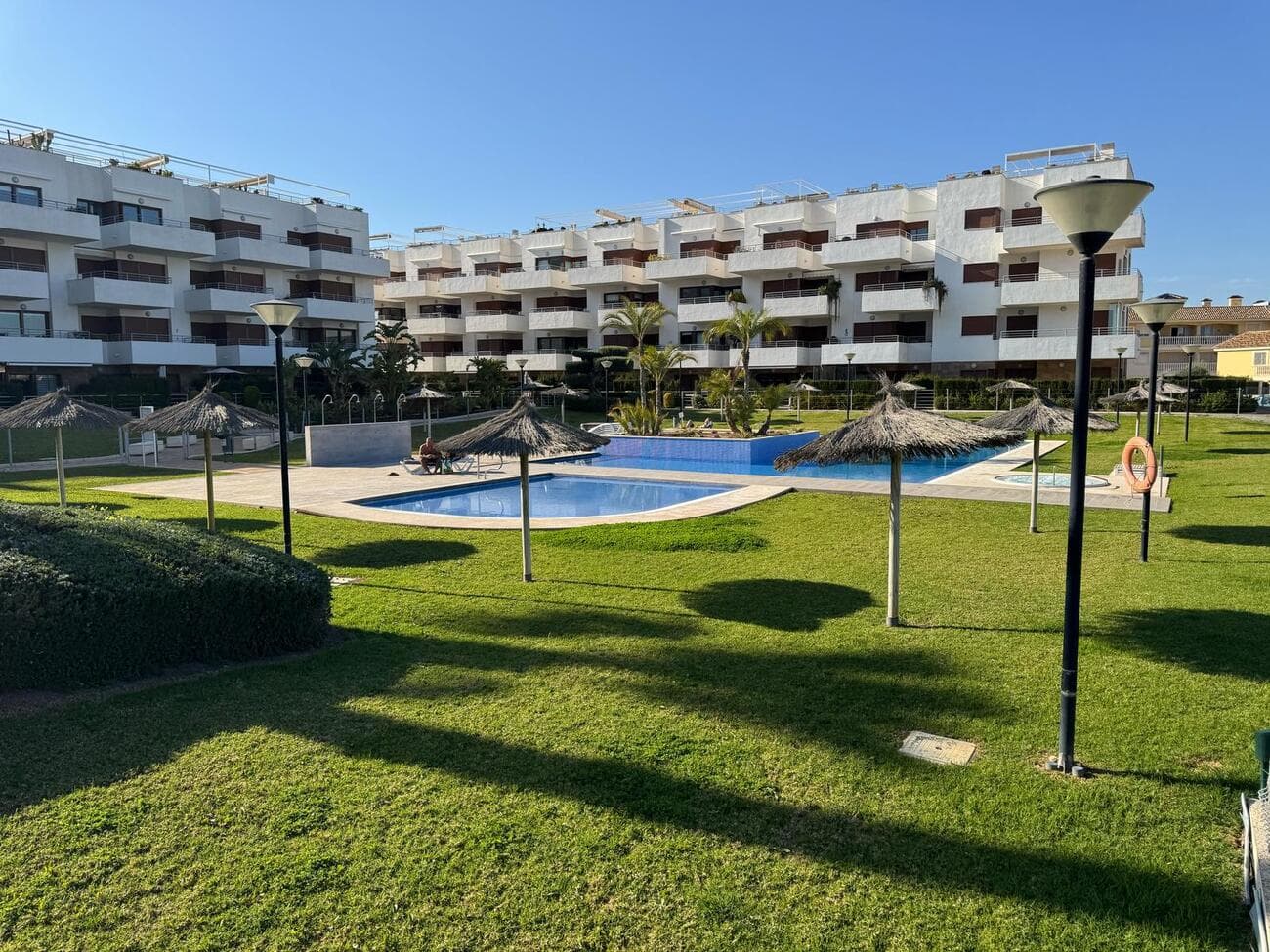 Apartamento en planta baja muy bien cuidado con 2 dormitorios y 2 baños en la zona de Lomas de Cabo Roig. Este apartamento de esquina listo para mudarse es ideal para quienes buscan comodidad, espacio y un maravilloso estilo de vida mediterráneo. Gracias a su ubicación en esquina podrás disfrutar de mayor luminosidad y privacidad. Totalmente orientado al sur, toldo disponible y espacioso espacio de estacionamiento subterráneo justo debajo del apartamento. Situado en un complejo residencial bellamente diseñado y bien mantenido con dos piscinas comunitarias y hermosos jardines. La zona es tranquila, pero cerca de todos los servicios.