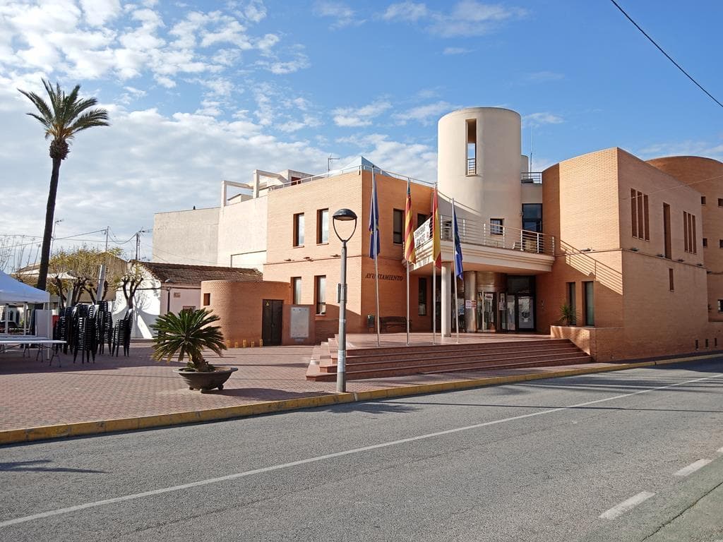 Con 163 m² de superficie habitable, incluye 3 dormitorios, 2 baños completos, una cocina independiente totalmente equipada y 2 salones, todo amueblado y equipado. Esta propiedad en esquina se encuentra a pocos minutos a pie del centro de la ciudad y a otros 5 minutos del campo circundante, en una zona muy tranquila cerca de todos los servicios.Es una excelente inversión, ya que se encuentra en una de las pocas zonas donde se permite la construcción de edificios o viviendas.Los Montesinos es un pueblo de 5.000 habitantes, situado a tan solo 9 km del centro de Torrevieja y sus playas.Año de construcción: 1984. <br />Impuesto sobre bienes inmuebles (IBI): 280 € anuales (aprox.). <br />No hay asociación de propietarios.