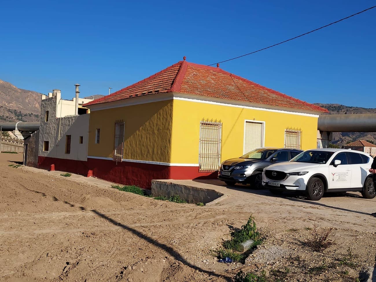 Vivienda de 204 m², año de construcción 1.956, 4 habitaciones, 1 baño con ventana, salón comedor muy amplio, cocina independiente a gas (bombona).  La vivienda necesita reforma. Se entrega como esta en la foto, excepto alguna cosa personal. En el patio hay una construcción de 2 niveles (antes era abrevadero de los animales abajo y almacén arriba, se puede aprovechar para construir.Terreno de siembra 9.040 m². en este momento se encuentra alquilado, si el comprador quiere continuar alquilando el terreno de siembra, la persona que está actualmente, está dispuesto a negociar.Está a 5 Km de Orihuela pueblo, a 29 Km de Murcia capital, 30 Km de Alicante, 55 Km del aeropuerto de Elche, 45 Km aeropuerto San Javier. IBI 400€, AÑO  