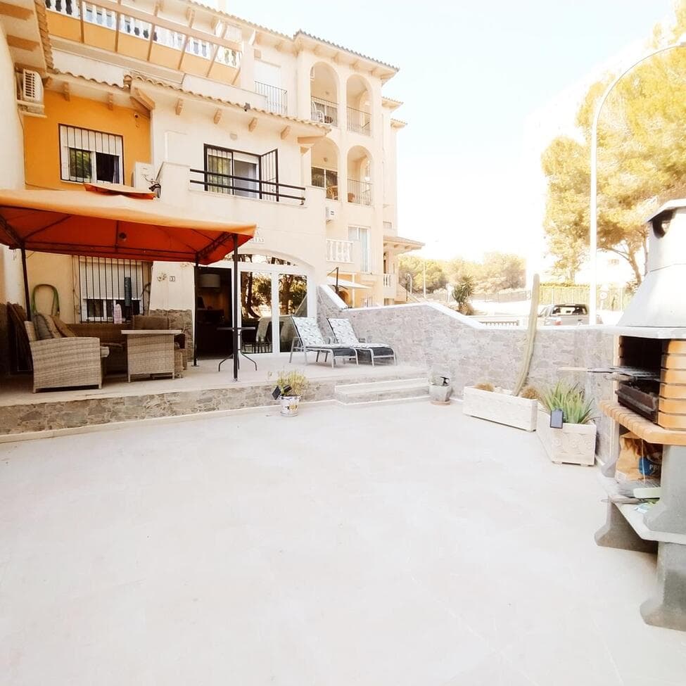 Vivienda con 93 m² construidos en dos plantas, con 3 dormitorios, (1 en planta baja), 2 baños completos, cocina francesa equipada moderna, cuarto trastero con lavadora.Porche y jardín con barbacoa, y con entrada para aparcar el coche en parcela Tiene una terraza muy grande de unos 50 m²Orientación SUR Aparatos de aire acondicionado frio calor  Piscina comunitaria.Distancia a la playa 500 metrosTIENE VECINOS ARRIBAaño construcción 2002Comunidad 420€ al añoIBI/ Suma 205€al año