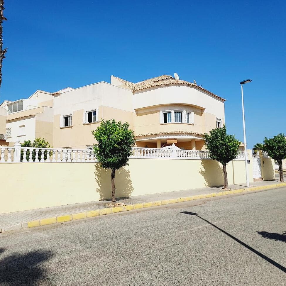 Imponerende utsikt over saltleiene, fjellene og hageområdene, ved foten av naturområdet Las Salinas de TorreviejaMed seks soverom, fem bad med jacuzzi, fordelt på to etasjer, stor stue, separat kjøkken med utgang til hage, vaskerom, 21 m² loft i andre etasje med tilgang til privat solarium, hage med ca 580 m², semi -kjeller på 135 m2 med komplett bad og to boder. Alle soverommene har innebygde garderobeskap. Den har også forhåndsinstallasjon av klimaanlegg og radiatorer i hele huset. Huset ligger i et rolig område, hvor du ikke kan høre trafikken.Og det beste: fra huset kan du se imponerende solnedganger!BYGGEÅR 2002Eierfellesskap €350IBI €831,41 (2021-kvittering)