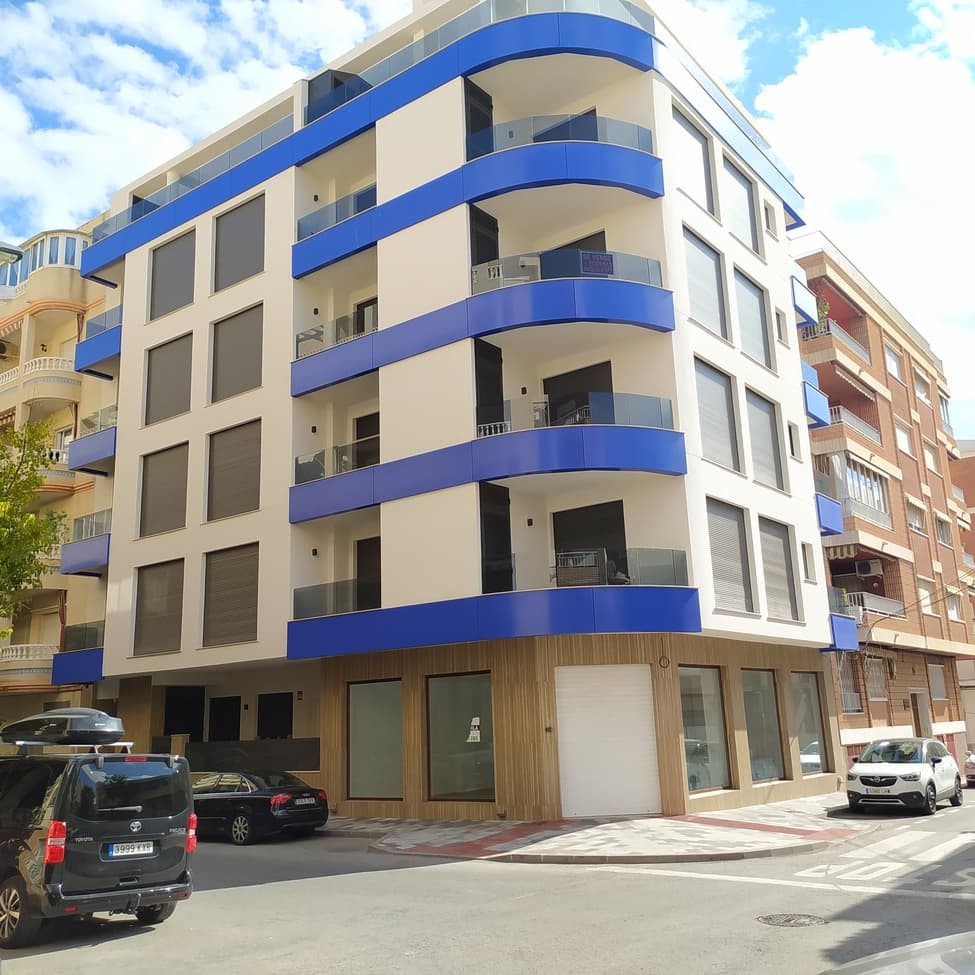 Helt ny leilighet, akkurat ferdig, noen få minutter fra de naturlige bassengene og Playa del Cura, Paseo Marítimo de TorreviejaLeilighet med 88 m², 2 soverom, 2 komplette bad, kjøkken i fransk stil åpent mot stuen, terrasse og balkong.Air condition, individuell oppvarming, bygning med heis.SØR og VEST ORIENTERING.Selges UTEN møbler, UTEN hvitevarer.Fellesareal med basseng, dusj og solarium med åpen utsikt mot havet.Alt du kan ønske deg for å nyte fordelene til en populær turistby.God fordeling, solrik, alle vinduer mot gaten, balkong med sideutsikt over havet, terrasse for å overvåke karnevalene og panoramautsikt over byen.Offentlig underjordisk parkering ett kvartal unna.Energisertifikat•    Forbruk: 25 kWh/m² år•    Utslipp: 4 kg CO2/m² årBYGGEÅR 2024FELLESSKAP €600 ÅR