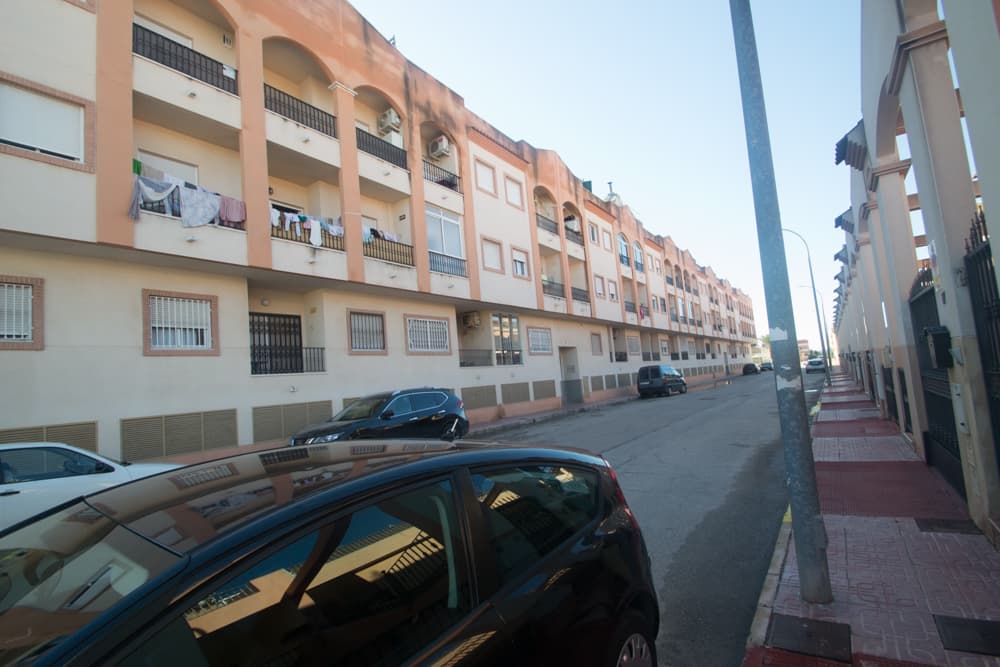 Totalrenovert LEILIGHET, i sentrum av San Isidro beliggende i José Antonio Cutillas gate, 1. etasje, hus med heis.Leiligheten har åpen utsikt. Ser sørover. Leiligheten er på 81m2.Tre soverom og to bad. Totalrenovert og møblert alt inkludert.IBI €141,39 ÅREIERFELLESSKAP €360BYGGEÅR 2006