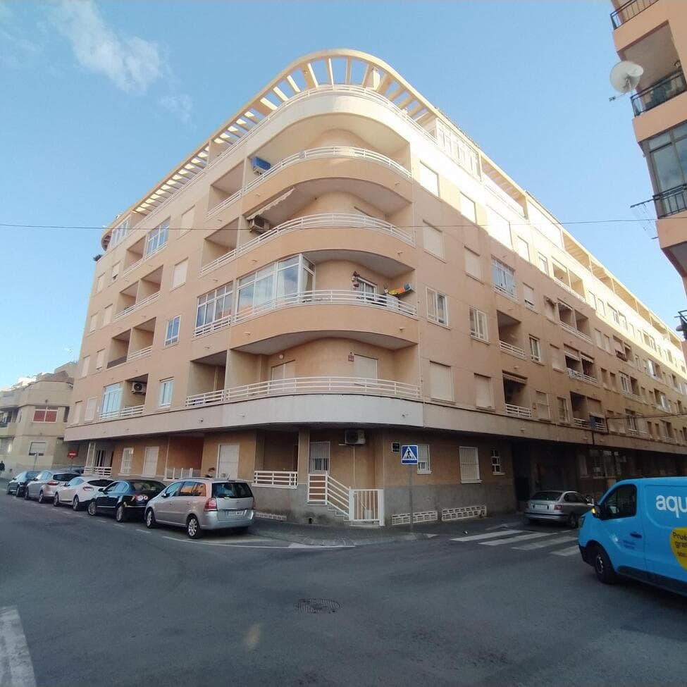 Apartamento en el casco urbano de Torrevieja en perfectas condiciones, listo para entrar a vivir.Con 64 m² dispone de 2 dormitorios dobles, un luminoso salón comedor con salida al balcón acristalado, cocina con barra americana equipada y con ventana, baño completo con bañera y ventana, 2 aparatos de aire acondicionado en el salón, solárium comunitario. Se vende amueblado y equipado según inventario, armario empotrado.PISCINA COMUNITARIA Y PLAZA GARAGE INCLUIDAOrientación SUROESTEEdificio con ascensor construido en el año 2000 IBI SUMA 102 € año VIVIENDAComunidad Propietario 360 € año VIVIENDAComunidad Propietario 340 € año GARAGE