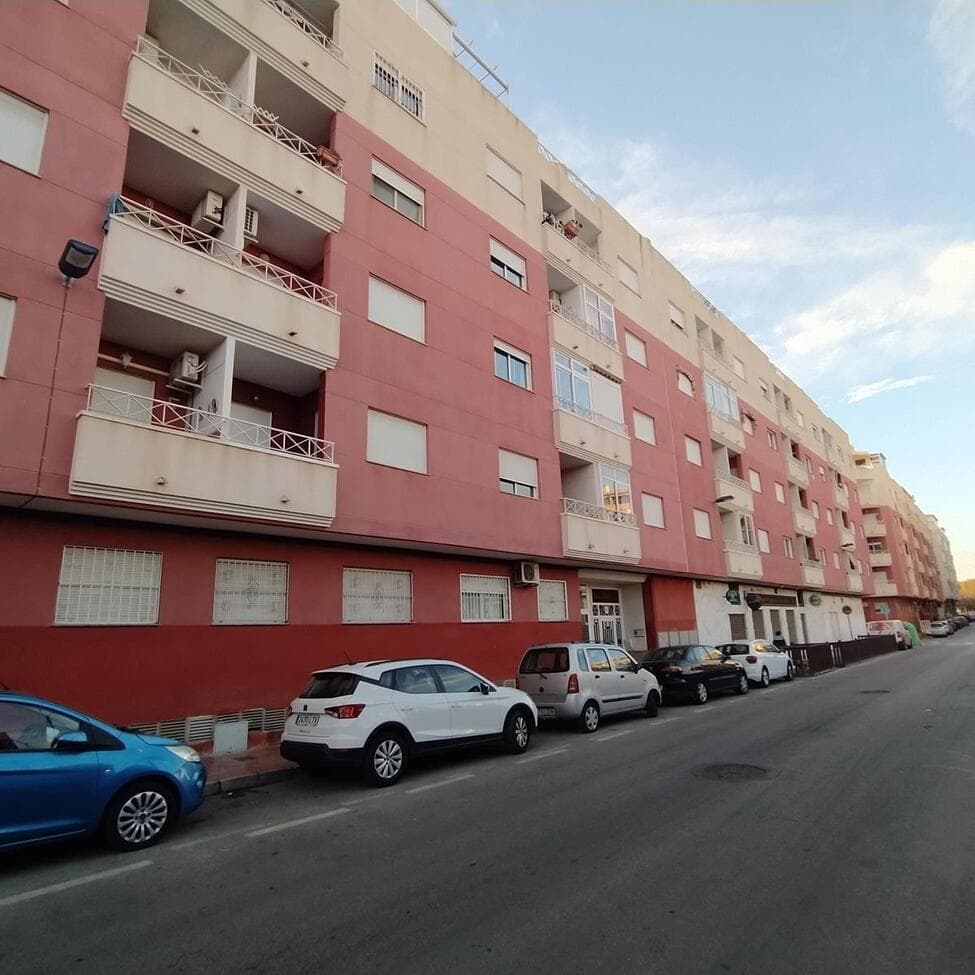 Amplio y luminoso apartamento totalmente reformado, situado en la 4º planta de un moderno edificio construido en el año 2.002.Con 77 m² construidos, 2 dormitorios, 1 baño con ducha y ventana, cocina francesa equipada abierta al amplio y luminoso salón comedor, con aire acondicionado, el balcón está englobado en el salón.  La vivienda está en muy buen estado, lista para entrar y vivir. Dispone solárium comunitario y piscina comunitaria. Se vende amueblado y equipado. Edificio con ascensores. Acceso PMR.Edificio construido en el año 2002Orientación SUROESTECerca de la playa de Acequión, Parque de la Naciones, centro comercial, centro de la ciudad son 10 minutos caminando. Supermercados, bancos, farmacia están a 200 metros, el centro de salud unos 500 metros.Comunidad propietario 420 añoSuma IBI 252 € añoResiduos  42 € año