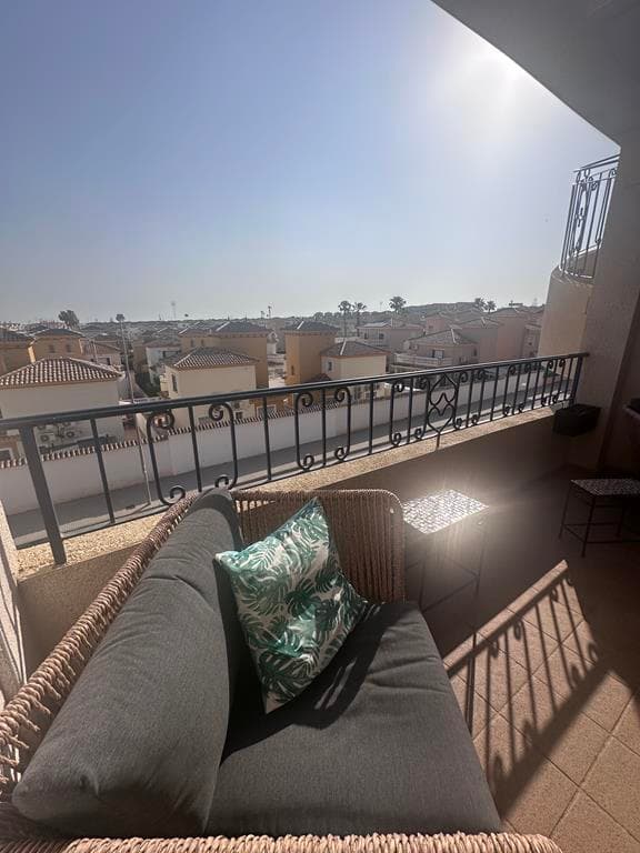 Bare minutter fra de vakre strendene i Punta Prima og Orihuela Costa, motorveien og fasiliteter som kjøpesentre, supermarkeder, Torrevieja sykehus, et helsesenter, barer og restauranter.Renovert leilighet i utmerket stand, klar til innflytting, med 69 m² bygget, i 2. etasje, en romslig, lys stue-spisestue med tilgang til balkong med uhindret utsikt, 2 doble soverom, 1 komplett bad med dusj, og et separat, utstyrt kjøkken i fransk stil åpent mot stuen, med tilgang til glassveggen. Innebygde garderober, klimaanlegg på soverommene. Privat takterrasse.KJØKKEN: Innebygde hvitevarer av høy kvalitet og kjøleskap/fryser med vannfilter. Myklukkende skap på kjøkken og bad. Dusjkabinett.Bedre enn nytt. Supervedlikeholdt porselensgulv, knapt bebodd.Prosjekt med 2 fellesbassenger.Selges umøblertLeilighet i 2. etasje i en bygning uten heisBygget i 2004SørvestvendtEiendomsskatt: €225 per årFellesavgift: €263 per år