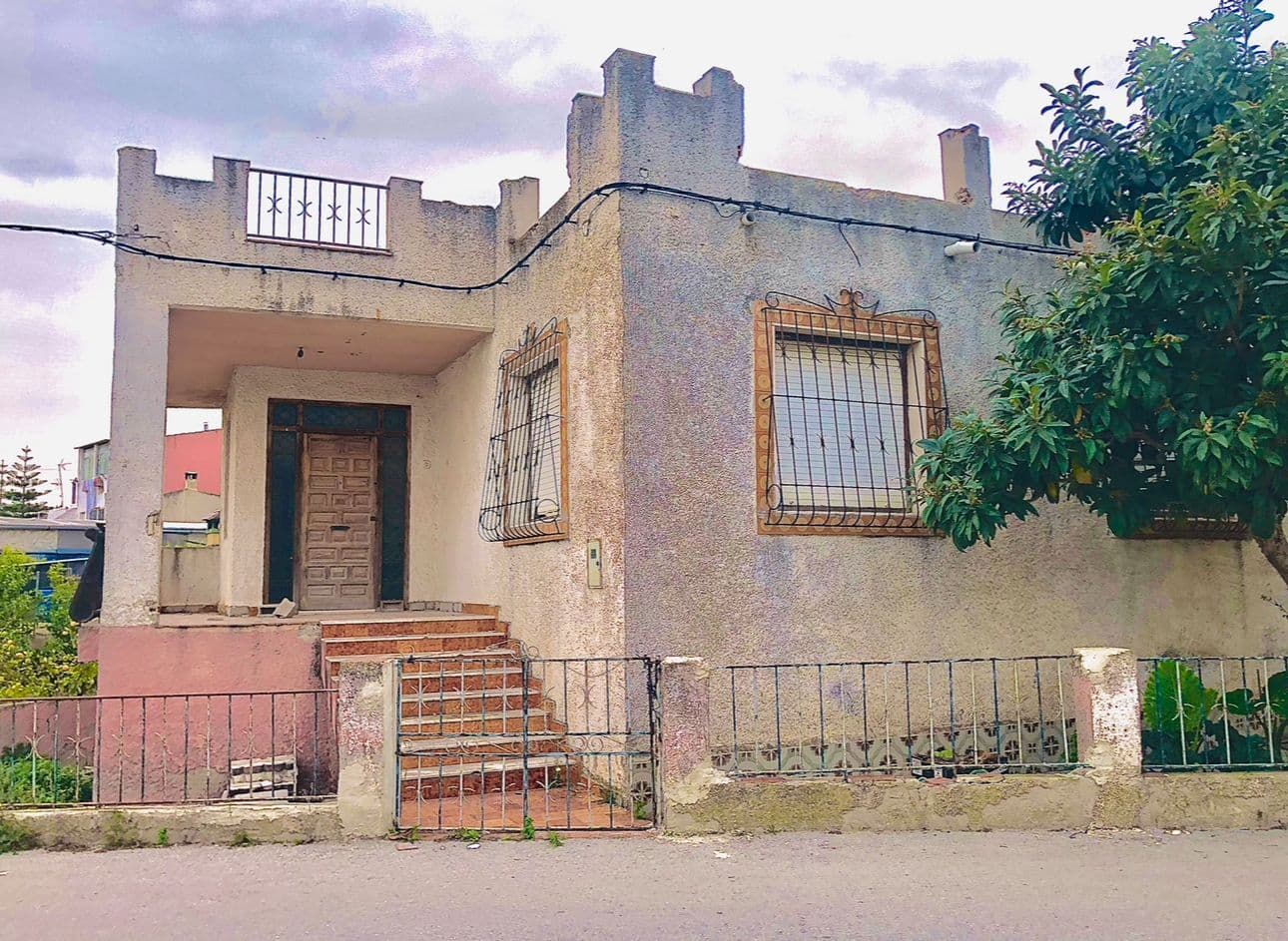 The house is in a state that requires a complete renovation; only the solarium has been recently renovated, like new.It has 4 bedrooms, 1 bathroom with a window, a separate kitchen, a hall, and a porch, for a total of more than 100 m² of built area.There is a basement with a height of 1.70 m, which can accommodate 2 small cars, and a storage room. There is also a paved area in the garden with parking for 3 cars. The garden needs a generous cleanup and there is room for a private pool.In the solarium, accessed by an external staircase, there is a large room suitable for a convenient storage room or office.There is no community of neighbors.