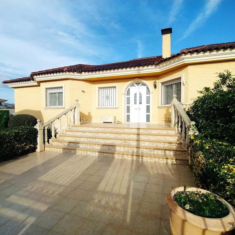 This 240 m² villa features 4 bedrooms with built-in wardrobes, a living-dining room with a wood-burning fireplace, a very spacious independent kitchen with cherry wood cabinets, a utility room with a laundry area, a bathroom with a whirlpool tub, and another en-suite bathroom in the master bedroom. It also boasts 2 terraces, a private swimming pool, a chill-out area perfect for barbecues under solid wood gazebos, enjoying the fresh air of the surrounding orchards, a two-car garage with storage cabinets and a toilet, and a 1050 m² plot with a large area for children to play and have fun.Inside, the villa showcases high-quality finishes, with spacious rooms and abundant natural light. Features include marble and ceramic tile flooring, tilt-and-turn aluminum windows with double glazing, and interior woodwork crafted from Spanish oak. The villa has double-wall insulation (with sprayed polyurethane foam) for both acoustic and thermal insulation. The exterior is perfect for relaxing by the pool or strolling through the easy-to-maintain and irrigate garden, which features ornamental trees and various fruit trees. The villa is located near a residential neighborhood (50 meters), a restaurant (100 meters), and a supermarket (200 meters). It is 6 minutes from Orihuela city center and 30 minutes from the beaches.<br />EAST-SOUTH-WEST FACING<br />ANNUAL PROPERTY TAX (IBI): €220.18<br />NO HOMEOWNERS' ASSOCIATION