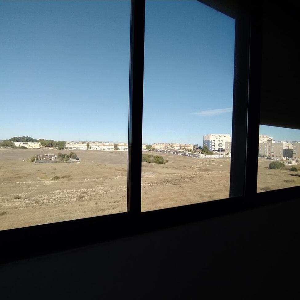 Se vende apartamento en La Mata con vistas despejadas y muy cerca de la bonita playa.La vivienda se encuentra sin mueble y con electrodomésticos. Con 65 m² construidos, luminoso salón comedor con salida al balcón acristalado, con vista despejada a la laguna de La Mata, 2 dormitorios, y con la cocina francesa anexa al salón, baño completo con bañera. Situado en la 3º planta de un edificio SIN ascensor, esta vivienda está muy bien ubicada para unas vacaciones en la playa y para ser alquilada para temporada.NECESITA REFORMA EL PISO SE VENDE PINTADOOrientación NOROESTEEl edificio cerca del centro de La Mata está a pocos minutos del parque natural de La Mata, para pasear libremente, o largos recorridos en bicicleta, con área de recreo infantil, cerca de todos los servicios, centros comerciales y al hospital Quirón de Torrevieja Año de construcción 1990