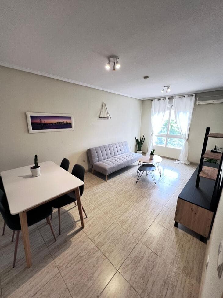 VIKTIG: IKKE ANNONSER PÅ IDEALISTA ELLER FOTOCASA.<br />Ideell som permanent bolig eller en sikker investering med høy avkastning. Det er en toetasjes bygning; leiligheten ligger i andre etasje og er på 75 m². Den har to romslige soverom med innebygde garderober, et komplett bad med badekar, en lys stue-spisestue og et veldig romslig separat kjøkken.<br />Stue og kjøkken kan kombineres ved å fjerne en vegg; begge er veldig romslige. Leiligheten selges møblert. Hvitevarene er nye eller nesten nye.<br />Den har en liten balkong og en privat takterrasse i samme størrelse som leiligheten (75 m²), tilgjengelig fra kjøkkenet. Et perfekt sted for et avslapningsområde, grilling, familiesammenkomster eller bare å nyte solen året rundt. Inkludert: parkeringsplass i samme bygning og bod i parkeringsplassen.<br />Bygning med heis.<br />Utmerket tilgang til motorveien og bare minutter fra Torrevieja, Guardamar og strendene deres. En rolig landsby med alle fasiliteter innen rekkevidde.Los Montesinos, en fredelig landsby med alle tjenester i nærheten: supermarkeder, skoler, restauranter og et helsesenter.