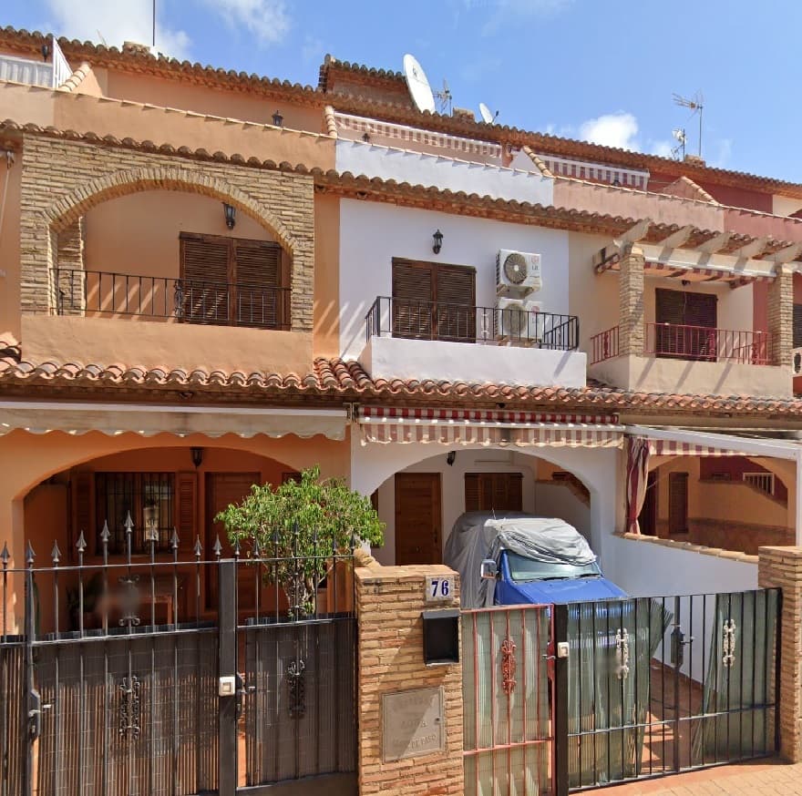 **4-Bedroom Townhouse – Ideal Holiday Home, Investment Property, or Year-Round Living!**Located just 600 meters from the beach and only a 5-minute walk to the vibrant main strip, this beautifully modernized townhouse in the sought-after Plaza 525 area offers the perfect blend of convenience, comfort, and style. Whether you're looking for a holiday home, a rental investment, or a place to settle year-round, this property has it all!**Key Features:**-**Prime Location**: 600m to the beach and 5 minutes to the main strip.-**Modern Updates**: Brand-new PVC doors onto terraces, new boiler, and modern electrical points, new fitted mosquito nets to all windows.**Spacious Layout**:Spread across three levels, with a total of 4 bedrooms and 3 bathrooms.-**Air Conditioning**:Stay cool with air conditioning in the living room and master bedroom.-**Outdoor Space**:Enjoy a good-sized front terrace, private solarium terrace, and a back patio.**Ground Floor**: Features a ground-floor bedroom, a large lounge/dining area, fully fitted kitchen, utility room, and shower bathroom.**First Floor**: Two additional bedrooms (one with a balcony) and a family bathroom.**Top Floor**: Master bedroom with ensuite bathroom and private terrace.With its fantastic location, generous living space, and modern upgrades, this townhouse is an excellent investment opportunity or a perfect home for full-time living.**Viewings are highly recommended** – don’t miss out on this opportunity!
