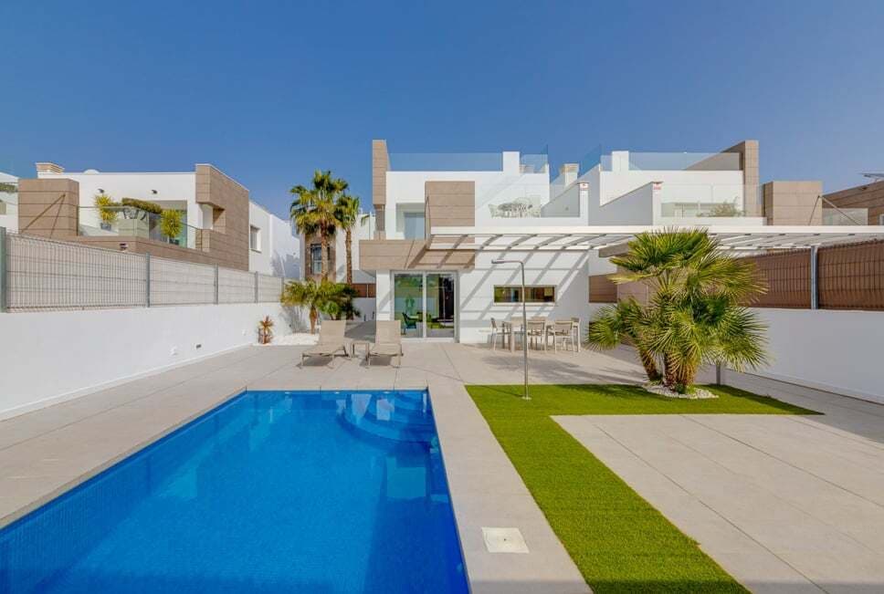 Beautiful Villa in El Raso. Everything included - Reduced priceYou enter into a entrence with a good wardrobe. The kitchen is open with an islandand granite countertops on the work surfaces. The living room and dining room are in one space with large glasssliding doors that open onto the garden.There are three bedrooms in the house (two with double beds and onewith two single beds) and two fully equipped bathrooms (one of which is en-suite to the double bedroom) and there is also a guest toilet on the groundfloor. You can access the balcony from the staircase on the firstfloor and from there up to a large roof balcony with a beautiful view of the neighborhood, where you can enjoy the sun allday.All furnishings are included, quality furniture and appliances.The house faces south and is located in a closed street. Private parking on the property. The house was painted on the outside in 2023Extras that come with the house: Swimming pool Pool heater Electric car gate + remote controls Roof terrace Self-watering system Air conditioning system Double wardrobe in the hallway Zik zak shelves in front of the kitchen Kitchen island with granite top 20m2 pergola (sunshade) on the terrace
