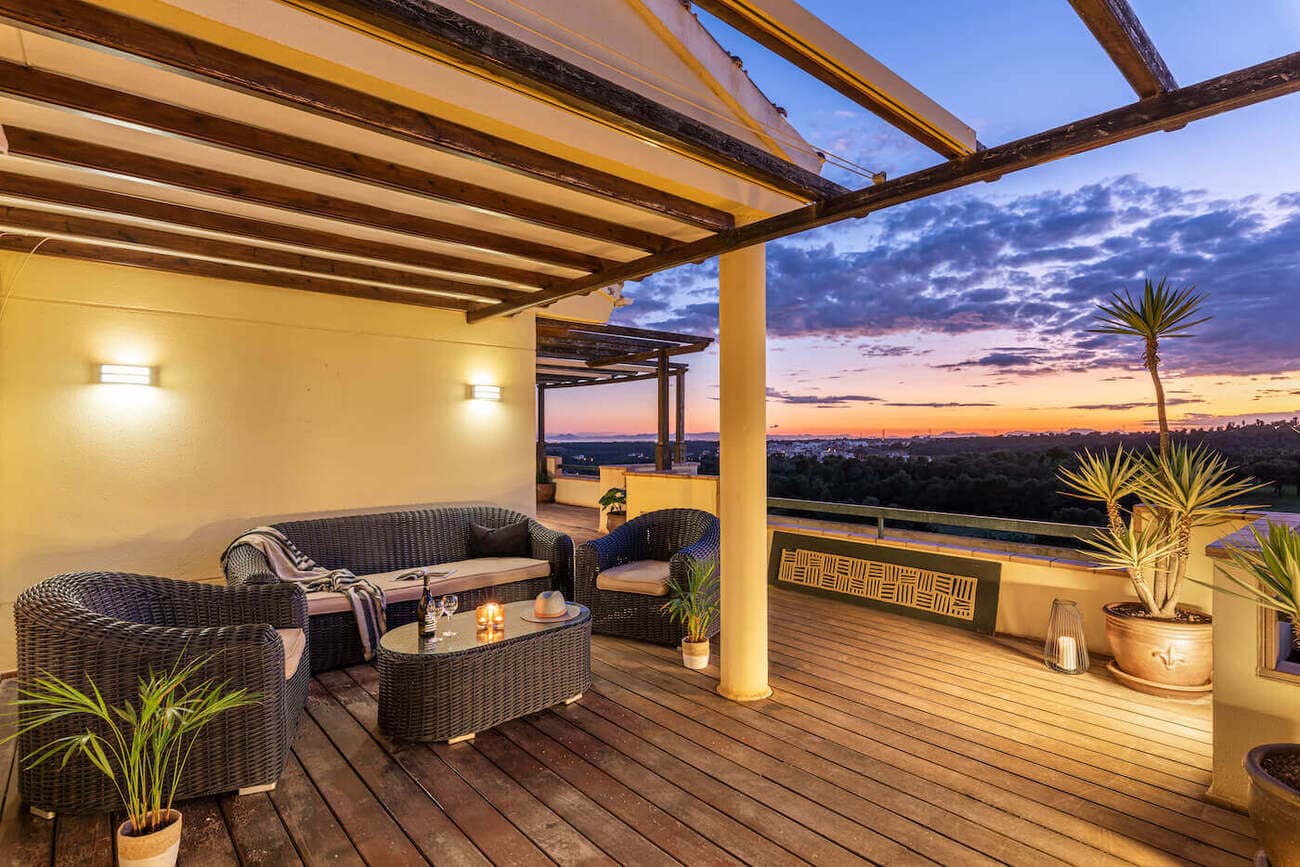 Descubra este fantástico apartamento en planta alta en venta en Lomas de Campoamor Golf. Se trata de una ubicación realmente privilegiada, ya que este enorme apartamento ( 196 m2) disfruta de unas vistas realmente increíbles.Con una enorme superficie habitable de 196 m2 y ofreciendo 2 dormitorios / 2 baños, ya se puede imaginar el gran volumen de los diferentes espacios. También existe la posibilidad de habilitar un tercer dormitorio.El hall de entrada con aseo de invitados marca la pauta. Una sensación de amplitud que conduce a un luminoso salón. Esta zona cuenta con una cocina abierta adyacente. A ambos lados de la cocina hay cuartos de servicio. Uno se utiliza para la lavandería y el otro es una despensa.Desde la ventana de la cocina tiene incluso vistas lejanas al mar.Pero eso no es nada comparado con las vistas desde la terraza. Este espacio exterior de 55 m2 realmente le ofrece vivir al aire libre.En parte cubierta, en parte con parasoles, muy necesarios ya que tiene una orientación suroeste.Pero, ¡las vistas! ¿Hemos mencionado ya que es INCREÍBLE? De verdad, no es exagerado, es una vista realmente fantástica. Con vistas a las calles de Campoamor Golf, los pinos de Las Ramblas golf y grandes vistas lejanas al Mar Mediterráneo y Mar Menor.Además, esta propiedad ofrece 2 amplios dormitorios. El dormitorio principal tiene un vestidor y baño en suite con ducha y bañera de chorros múltiples.El dormitorio secundario tiene un pasillo separado con armarios empotrados y baño ensuite con amplia ducha.Es una propiedad única, en busca de un nuevo propietario único.