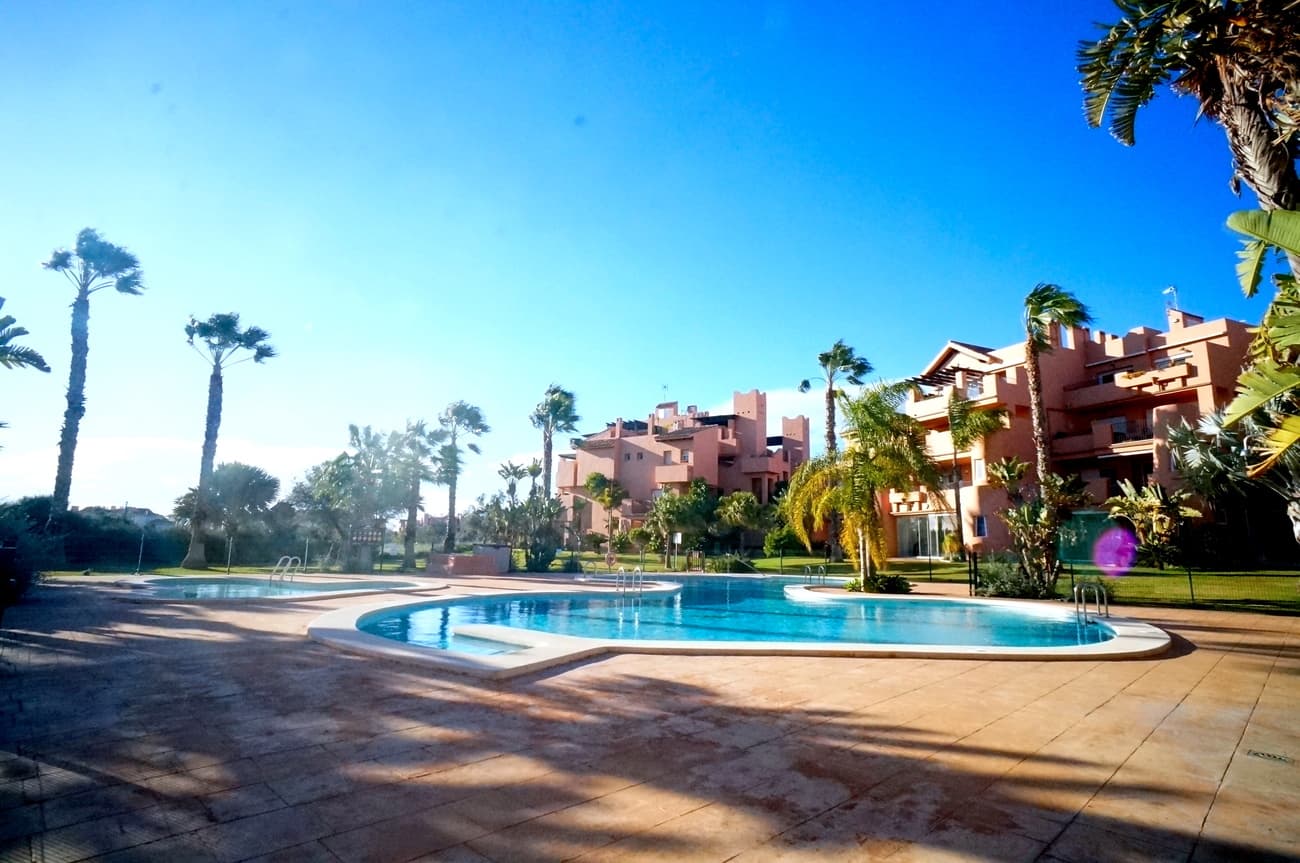 Amplio apartamento de 2 dormitorios y 2 baños en pleno Mar Menor Golf Resort, con vistas a la piscina comunitaria y al hoyo 16 del campo de golf. Este encantador apartamento en primera planta cuenta con dos amplios dormitorios y dos baños completos. El dormitorio principal tiene baño en suite y acceso a la terraza principal. El segundo dormitorio tiene su propia terraza y comparte el segundo baño. Los armarios empotrados en ambos dormitorios ofrecen un excelente espacio de almacenamiento. La cocina está completamente amueblada y equipada con electrodomésticos, incluyendo vitrocerámica, horno, lavavajillas, lavadora, frigorífico/congelador y campana extractora. El luminoso y acogedor salón-comedor ofrece acceso directo a una terraza donde podrá relajarse y disfrutar del clima mediterráneo. La propiedad se vende amueblada y se encuentra en impecables condiciones. El precio incluye plaza de aparcamiento, que también incluye una plaza de garaje privada en el garaje subterráneo. ¡Este apartamento es una oportunidad única que no querrá perderse! ¡Venga a verlo y enamórese de su nuevo hogar!Mar Menor Golf Resort es uno de los principales campos de golf de la zona. Con todos los servicios a poca distancia y seguridad 24 horas, es fácil y seguro disfrutar del clima mediterráneo. A solo 6 km de las tranquilas aguas del Mar Menor, también podrá disfrutar de la playa y el mar.