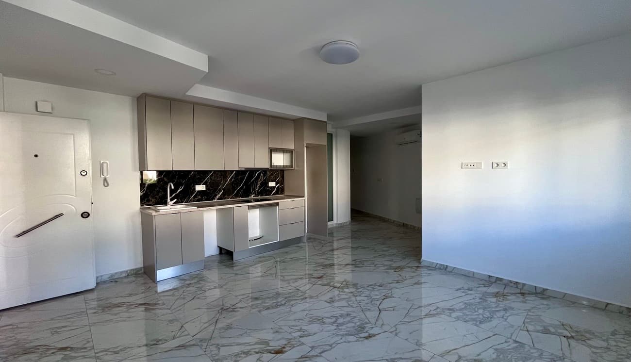 🏖 Apartamento reformado a estrenar a 200m de Playa de Los Locos – TorreviejaDescubre este espectacular apartamento de 50 m² totalmente reformado y listo para estrenar, ubicado en el corazón de Torrevieja, a tan solo 200 metros de la Playa de Los Locos.La vivienda ofrece un diseño moderno, funcional y luminoso, ideal tanto como segunda residencia junto al mar como para inversión con alta rentabilidad en alquiler vacacional.✨ Características principales:50 m² construidos1 dormitorio amplio y luminoso1 baño completamente renovadoCocina moderna integradaSalón acogedor con excelente distribuciónTotalmente reformado (instalaciones, acabados y diseño actualizados)Vivienda a estrenarEl edificio cuenta con piscina comunitaria, un gran valor añadido en una zona tan cercana al mar.📍 Ubicación privilegiada:200 m de la Playa de Los LocosRodeado de restaurantes, supermercados y serviciosA pocos minutos del paseo marítimoUna oportunidad ideal para quien busca vivir junto al Mediterráneo sin necesidad de reformas o para inversores que quieran una propiedad lista para explotar desde el primer día.📩 Contacta para más información o visita.