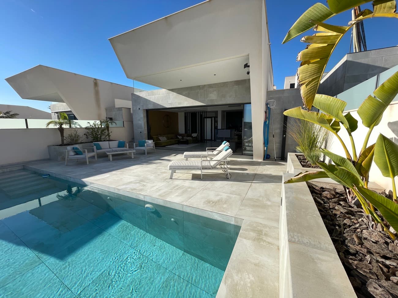 Velkommen til ditt eget lille stykke paradis!Her finner moderne luksus, optimal komfort og ro en perfekt harmoni med moderne design i vakre omgivelser.Denne luksuriøse villaen er ferdigstilt med materialer av høyeste kvalitet og ligger svært strategisk til på et av de høyeste punktene i Rojales - Ciudad Quesada, slik at du kan nyte fantastisk utsikt over Middelhavet og skyline i Guardamar del Segura hele året, svært sentralt beliggende bare noen få minutters kjøring fra den livlige byen Rojales og kun 2 minutters kjøring til den prestisjetunge Marquesa Golf.Du kommer inn i den romslige stuen med et vakkert, åpent kjøkken som flyter sømløst over i den store terrassen med stort evighetsbasseng, hvor du kan nyte den fantastiske utsikten. I tillegg har du også to romslige soverom, begge med eget bad. Den utvendige trappen fører til solariet, hvor du kan nyte magien ved Costa Blanca!I første etasje finner du to romslige soverom med bad, en garasje med ladepunkt (sammen med 40 solcellepaneler og hjemmebatteri som gjør huset energineutralt) og et fullt utstyrt treningsstudio! Det er også et vaskerom med vaskemaskin og tørketrommel.Denne villaen er nøkkelferdig og selges fullt møblert. Ikke gå glipp av denne fantastiske muligheten og bestill visning nå!