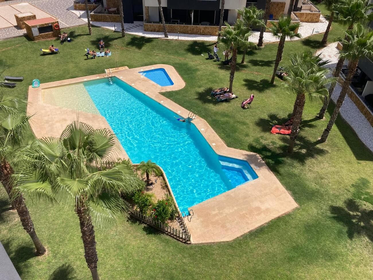 Ground Floor Apartment in Orihuela Costa – Residence Amanecer VIThis modern apartment (2020) with 2 bedrooms and 2 bathrooms is located in Los Altos, an excellent location close to all amenities and leisure areas.Sun from morning to evening with private shaded spots on the terrace!With a built area of 74 m², the property features a fully equipped open-plan kitchen, a bright living room, two bedrooms, and access to a private 32 m² terrace with panoramic views of the garden and swimming pool.Private parking space and storage room included in the price!Highlights:Built-in wardrobesFully furnishedAppliances includedAir conditioningSecurity door with intercom and alarm systemGround floor location with easy accessIdeal Location:Just 10 minutes from the beach40 minutes from the airport5 minutes from the golf course5 minutes from leisure areas and amenitiesPerfect for both permanent residence and holidays. Move-in ready!