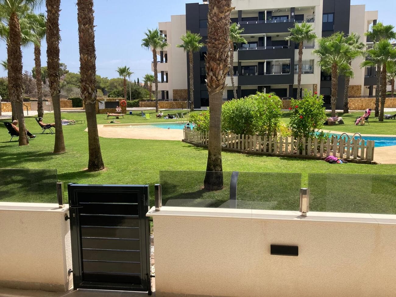 Apartamento en planta baja en Orihuela Costa – Residencial Amanecer VIEste moderno apartamento (2020) con 2 dormitorios y 2 baños está ubicado en Los Altos, una excelente ubicación cerca de todos los servicios y zonas de ocio.¡Sol desde la mañana hasta la tarde con rincones de sombra privada en la terraza!Con una superficie construida de 74 m², la vivienda cuenta con una cocina americana totalmente equipada, un salón luminoso, dos dormitorios y acceso a una terraza privada de 32 m² con vistas panorámicas al jardín y a la piscina.¡Plaza de aparcamiento privada y trastero incluidos en el precio!Destacados:Armarios empotradosAmuebladoEquipamiento incluidoAire acondicionadoPuerta de seguridad con videoportero y alarmaUbicado en planta baja con acceso fácilUbicación ideal:A solo 10 minutos de la playaA 40 minutos del aeropuertoA 5 minutos del campo de golfA 5 minutos de zonas de ocio y serviciosPerfecto tanto para residencia permanente como para vacaciones. ¡Listo para entrar a vivir!