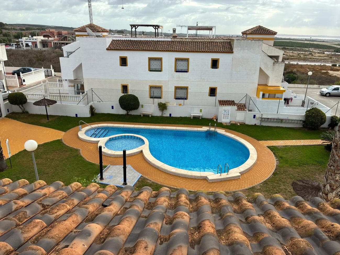 Renovated Penthouse in Vistabella GolfDiscover this beautifully renovated 64 m² penthouse that perfectly combines comfort, style, and the relaxed Mediterranean lifestyle.Property FeaturesLiving area: 64 m²2 bright bedrooms with plenty of natural light1 modern bathroomFully equipped kitchen with contemporary finishesCozy living and dining area with direct access to the terracePrivate terrace plus a spacious 44 m² solarium with fixed staircase and panoramic viewsCommunal swimming pool surrounded by green areasPrivate parking includedLocationWithin walking distance of shops, bars, and restaurantsClose to the commercial centerOnly 15 minutes by car to the beautiful Costa Blanca beachesThis penthouse is ideal as a holiday home, investment, or permanent residence.Enjoy sunshine, golf, and relaxation in a prime Costa Blanca location!