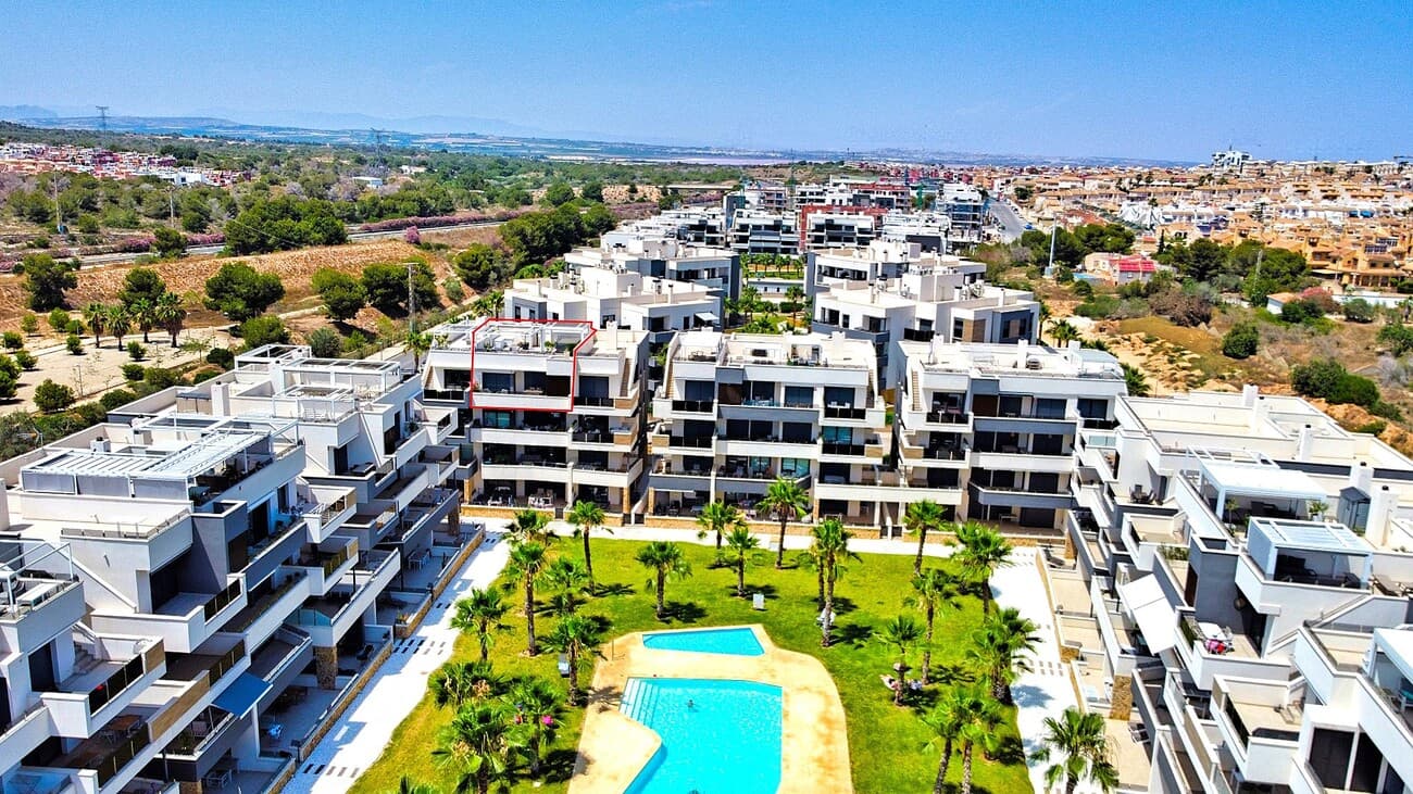 Beautiful Apartment in Los Altos with Private Solarium, Jacuzzi & Luxury FacilitiesWelcome to this beautifully finished and partly furnished apartment located in the highly sought-after area of Los Altos (Orihuela-Costa) – where comfort, sunshine, and Mediterranean living come together.Situated in the modern Amanecer IX complex, this home offers a private rooftop terrace, a spacious balcony, and your own jacuzzi – the ultimate outdoor lifestyle on the Costa Blanca.Smart Design & Modern ComfortThe apartment of approximately 71 m² features 2 comfortable bedrooms and 2 stylish bathrooms. With the Airzone climate system, you can easily control the temperature in each room for perfect comfort year-round.Bright & SpaciousThe bright living room connects seamlessly to the open-plan kitchen and the sunny 21 m² balcony.Upstairs, the true wow factor awaits: a private solarium of nearly 80 m², complete with two pergolas with side panels providing shade, privacy, and atmosphere throughout the year.Unwind and enjoy your private jacuzzi under the pergola – the perfect spot to relax and soak up the sun.Move-In Ready & Partly FurnishedThe apartment is sold partly furnished with stylish interior furniture, accessories, and practical household items – simply bring your suitcase and start living.Luxury Community AmenitiesResidents have access to a communal swimming pool, gym, and sauna – everything you need for a healthy and relaxed Mediterranean lifestyle.Prime Location in Los AltosLos Altos is known for its peaceful atmosphere, excellent amenities, and proximity to beaches, shops, and restaurants. A perfect combination of space, comfort, and Mediterranean charm.A unique opportunity for those seeking sunshine, style, and modern comfort on the Costa Blanca – every single day.