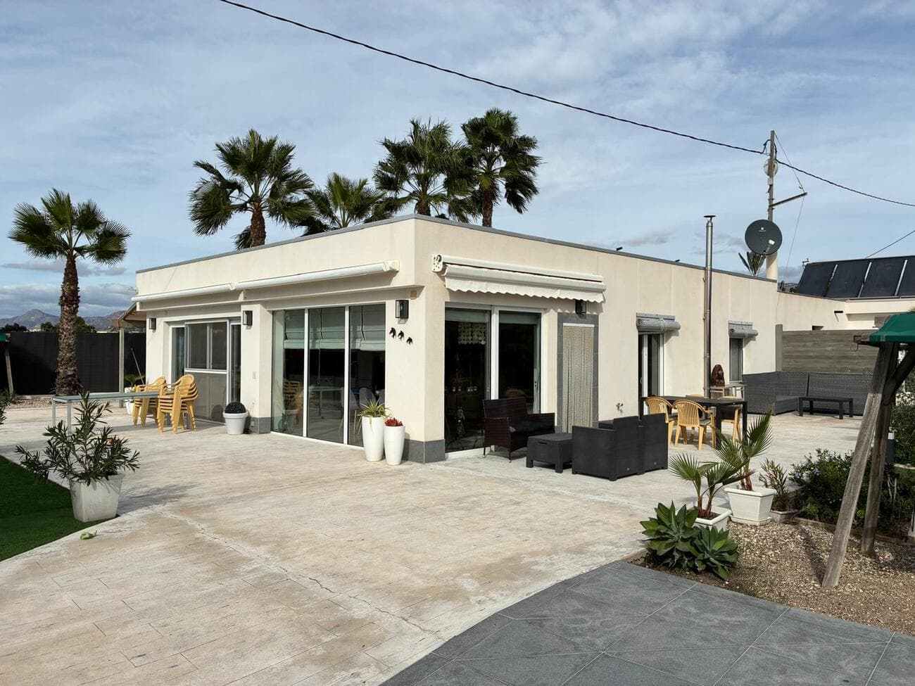 Exclusiva villa de 180 m² en Crevillente – lujo, confort y rentabilidad¿Busca una propiedad versátil, lista para entrar a vivir y con todas las comodidades?Esta preciosa villa en Crevillente es una oportunidad excepcional, ideal como vivienda familiar, segunda residencia o inversión rentable en la soleada Costa Blanca.Distribución y característicasSuperficie construida: 180 m²Dormitorios: 5 ampliosBaños: 2 modernosCocina: recientemente renovada y totalmente equipadaEstudio / vivienda independiente: con 1 dormitorio, cocina y baño – perfecto para invitados, familiares o alquilerEficiencia y sostenibilidad35 paneles solares con 4 baterías de almacenamiento – energía propia también por la nocheCalefacción central mediante aire acondicionado y estufa de pellets, para un confort óptimo durante todo el añoConectada a la red de agua potableZona exterior y extrasPiscina privada de 32 m², climatizada con 16 paneles solares y bomba de calor, utilizable todo el añoGaraje / trastero y zona de barbacoaParcela de 2.200 m², completamente mantenida y en excelente estadoAmplias terrazas y espacios exteriores ideales para disfrutar del clima mediterráneoUbicaciónA solo 5 minutos en coche del centro de Crevillente, con tiendas, bares y todos los serviciosA 25 minutos del aeropuerto de Elche–AlicanteA 25 minutos de las playas de la Costa BlancaExcelentes conexiones con Alicante y MurciaUna oportunidad únicaEsta exclusiva villa combina amplitud, sostenibilidad y elegancia en una ubicación privilegiada.Perfecta para quienes buscan una vivienda cómoda, una segunda residencia bajo el sol o una inversión con excelentes posibilidades de alquiler.