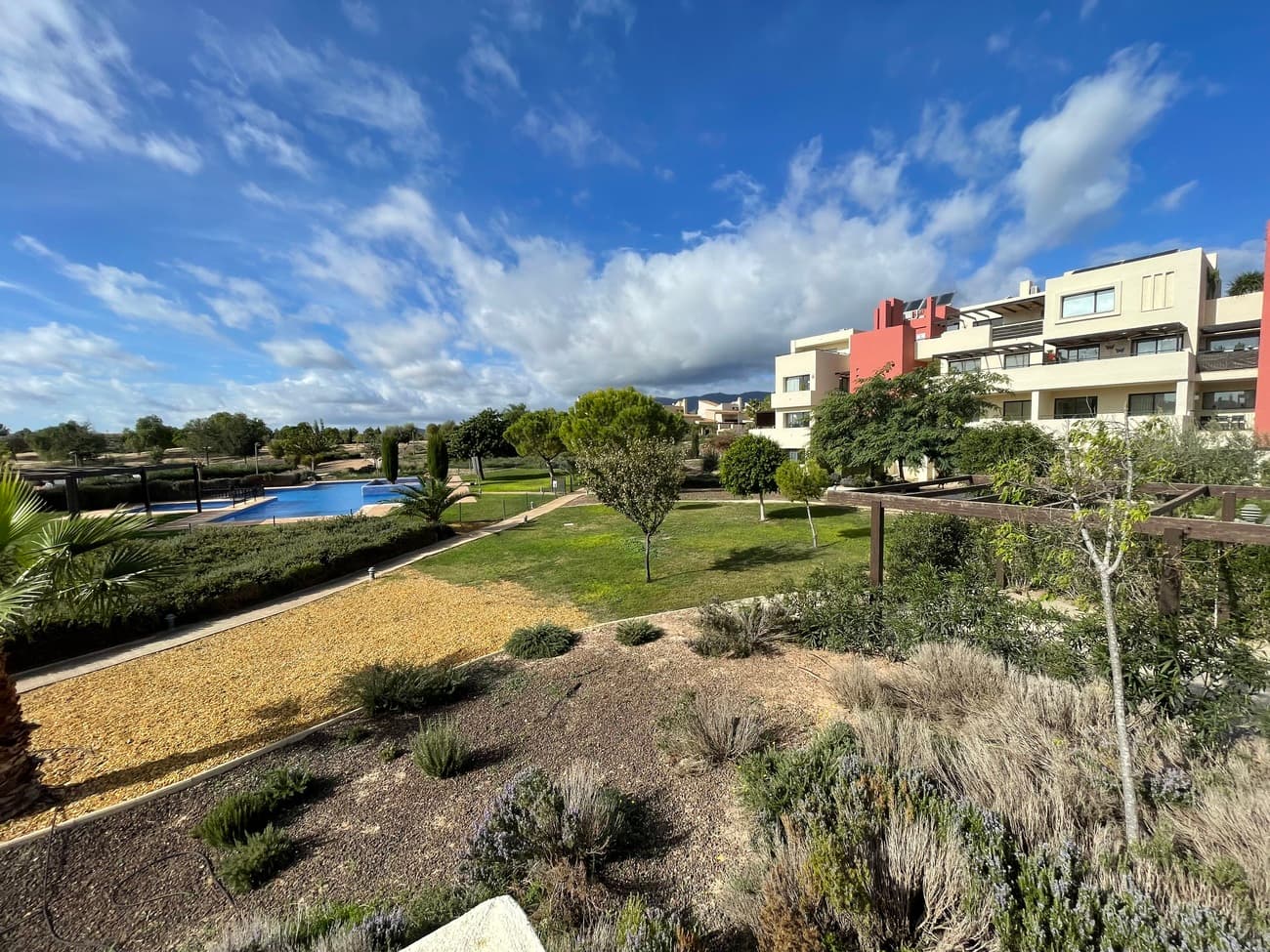 Lysrik leilighet på Corvera Golf på første etasjeVelkommen til denne romslige og møblerte leiligheten i det eksklusive Corvera golfresortet (Murcia) – et sted hvor komfort, sol og friluftsliv møtes.Smart designet og komfortabeltDen romslige boligen på ca. 76,34 m² har 2 komfortable soverom og 2 bad (hvorav 1 med japansk toalett), begge nylig totalrenovert. Det er også sentralvarme, og boligen er tilpasset funksjonshemmede.Lys og romsligFra den lyse stuen er det utgang til den solrike, sørvestvendte terrassen på 23,47 m². I tillegg har du også en andre terrasse på 10 m² ved hovedsoverommet, hvor du kan nyte kveldssolen.Innflyttingsklar og møblertLeiligheten selges møblert og er klar til innflytting. Det er også en privat parkeringsplass og en underjordisk bod.Topp beliggenhet på Corvera golfLeiligheten ligger i et lukket og eksklusivt kompleks. Covera golf er et luksuriøst feriested som er under full bygging. Golfbanen og klubbhuset skal stå ferdig i 2026, så dette er virkelig en investeringsmulighet!En unik mulighet for deg som ønsker å oppleve det beste av Costa Blanca – med sol, luksus og privatliv, hver dag på nytt. 