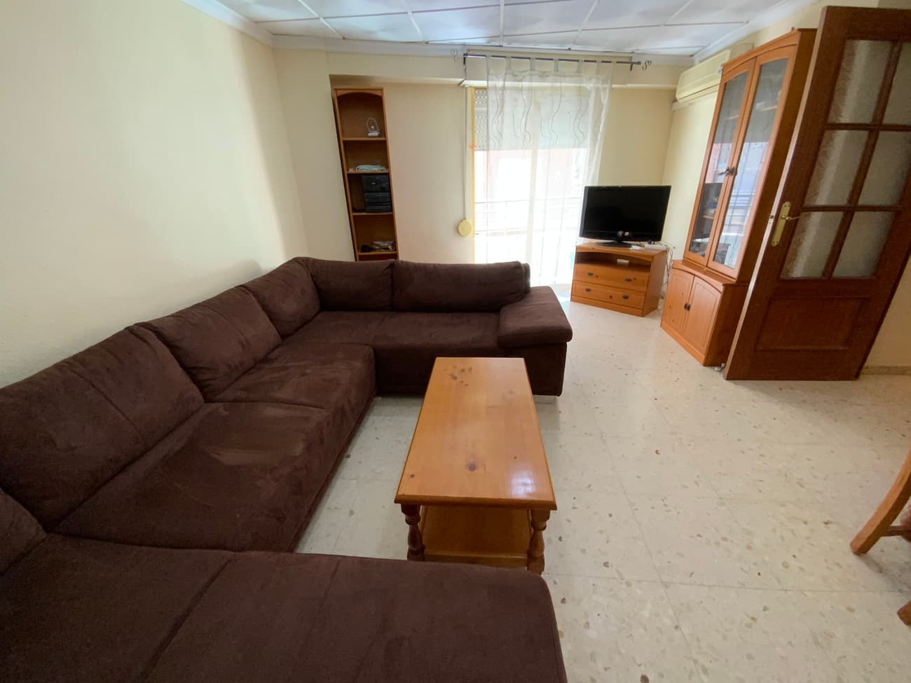 Unieke kans in Crevillente! Gezellig appartement met 2 slaapkamers te koop, ideaal voor kleine gezinnen, stellen of investeerders. Gelegen op een strategische locatie in het centrum van Crevillente, biedt dit appartement comfort en alle diensten binnen handbereik.Kenmerken appartement:Slaapkamers: 2 grote slaapkamers met ingebouwde kasten en veel natuurlijk licht.Keuken: Zelfstandig ingerichte keuken, met ruimte voor een kleine ontbijttafel.Woonkamer: Ruime woon-eetkamer, perfect om te ontspannen en met toegang tot een balkon.Badkamer: 1 complete badkamer met ligbad.Balkon: Klein balkon met vrij uitzicht, ideaal om van het buitenleven te genieten.Extra's: Lift in het gebouw, airconditioning en goede indeling.Locatie:Gelegen in een rustige omgeving en op een paar minuten lopen van winkels, supermarkten, onderwijscentra en openbaar vervoer.Gemakkelijke toegang tot de belangrijkste communicatieroutes en op slechts een paar minuten van het stadscentrum.Dit appartement is een uitstekende optie voor wie op zoek is naar betaalbare huisvesting op een centrale en rustige locatie. Kom kijken en ontdek alles wat dit appartement in Crevillente te bieden heeft!