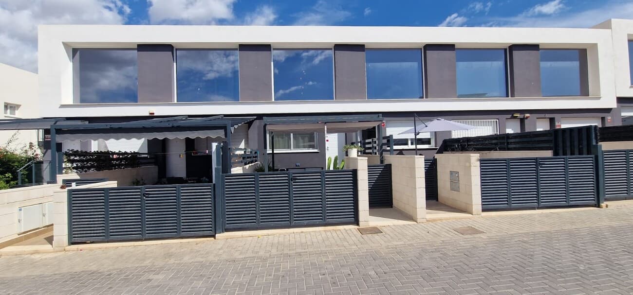 Discover this beautiful recently built home (2024) featuring 2 bedrooms, 2 bathrooms, and a bright mezzanine. The property combines contemporary comfort with a warm, modern design perfect for those looking for a move-in-ready home under the Spanish sun.Thanks to its south-facing orientation, the 25 m² front terrace enjoys sunlight all day long, making it the ideal spot to relax and enjoy the Mediterranean climate. Inside, everything is finished to perfection with brand-new furniture and modern appliances, so all you need to do is unpack and settle in.Set in a quiet and beautiful location, this home offers the perfect balance between peace and proximity to all amenities.An ideal choice as a permanent residence, holiday home, or investment property on the Costa Blanca.